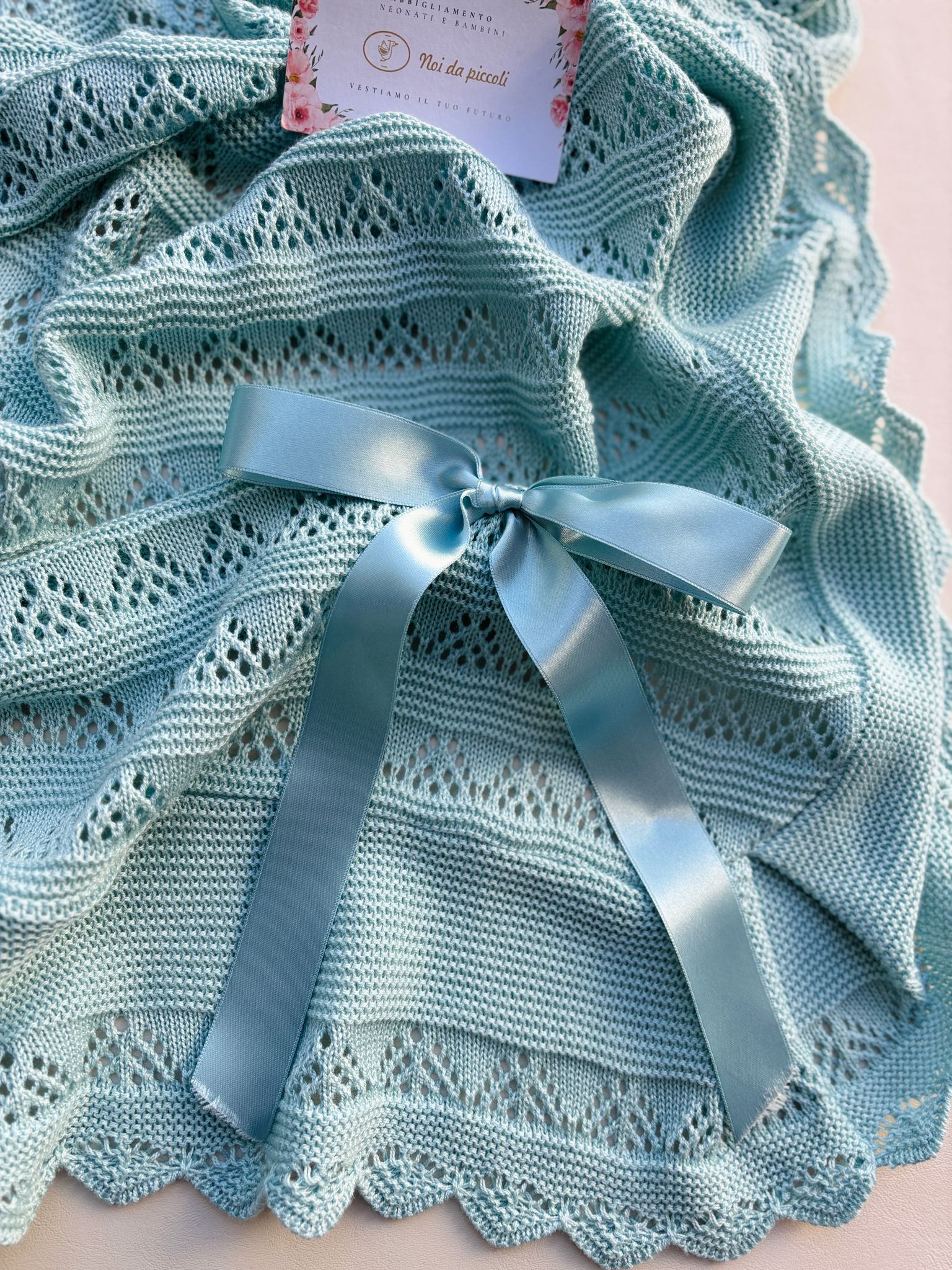 COPERTINA IN COTONE CON RICAMI E FIOCCHETTO VERDE ACQUA - Noi da piccoli