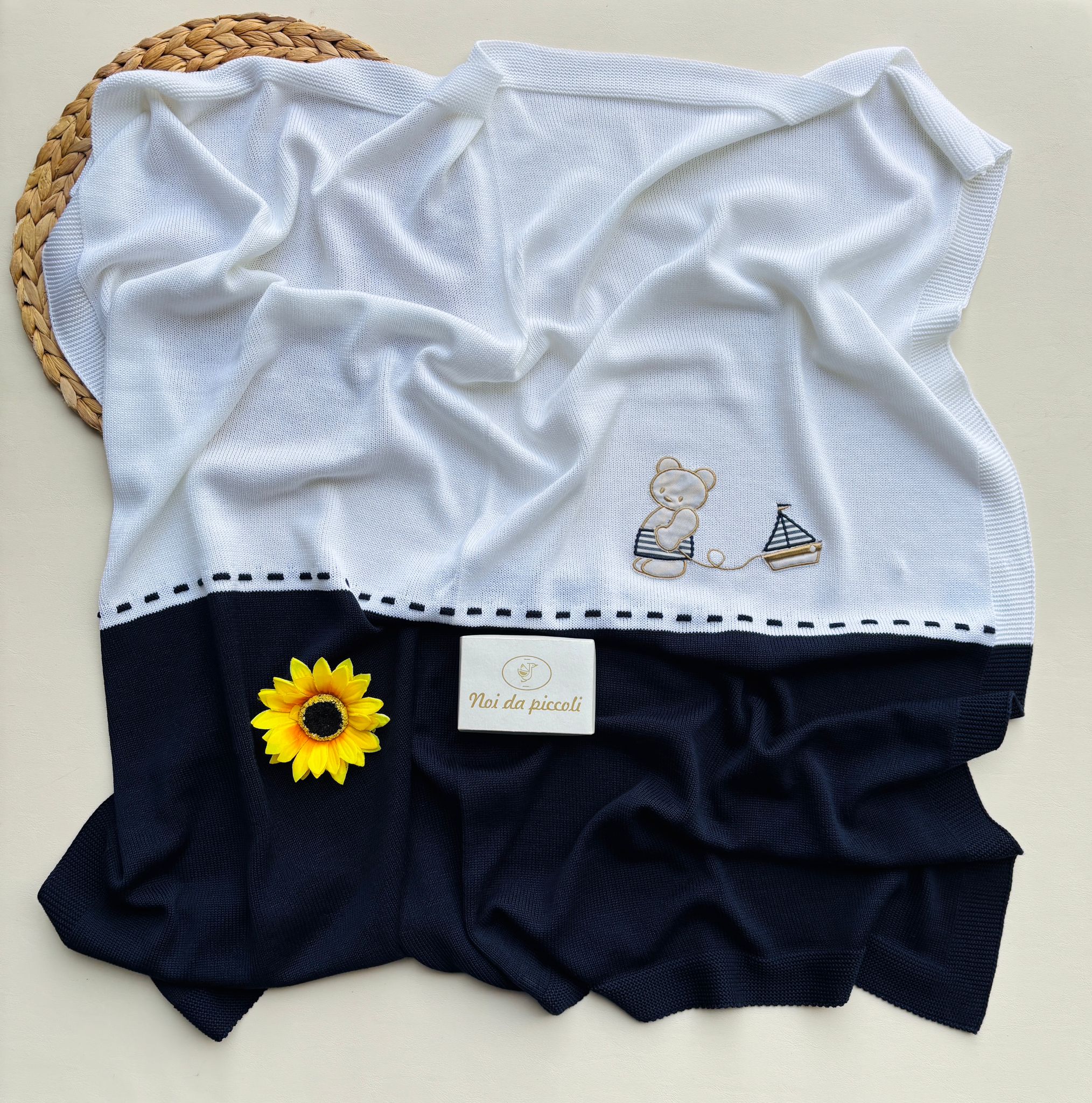 COPERTINA IN COTONE RICAMATA CON ORSETTO BIANCO E MARINO - Noi da piccoli