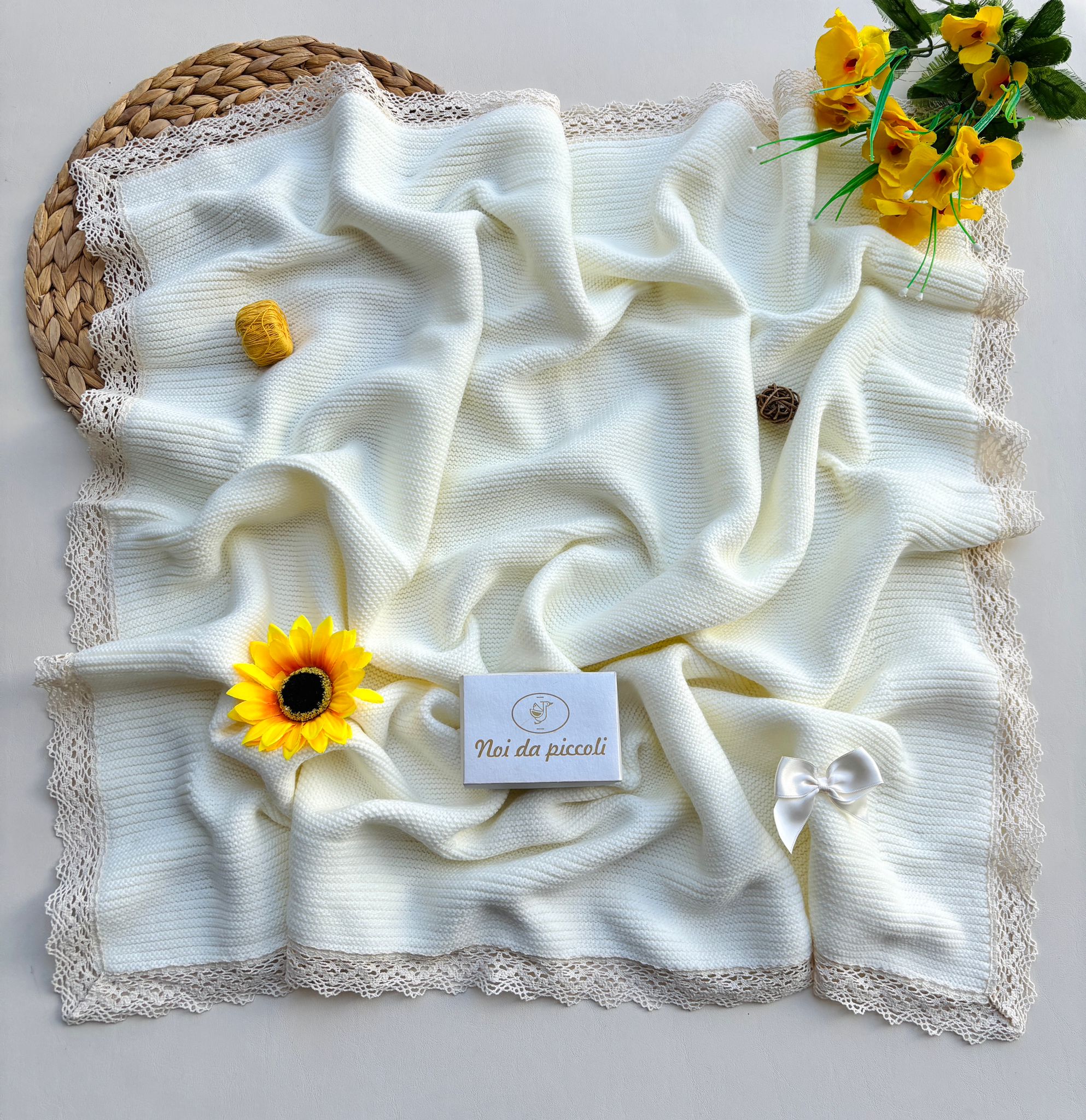 COPERTINA IN FILATO CALDO CON DELICATI RICAMI IN AVORIO E FIOCCHETTINO CRUDO - Noi da piccoli