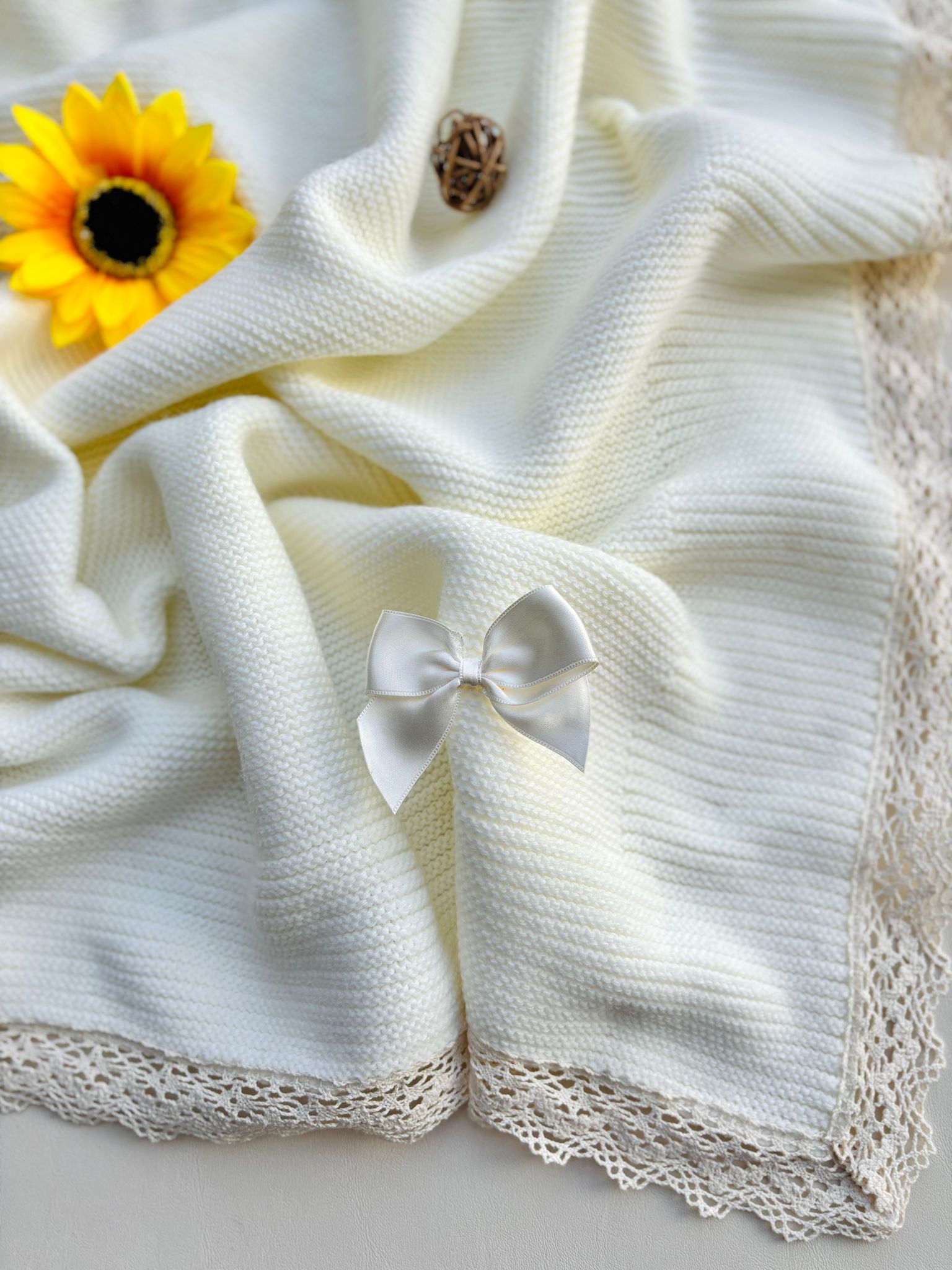 COPERTINA IN FILATO CALDO CON DELICATI RICAMI IN AVORIO E FIOCCHETTINO CRUDO - Noi da piccoli