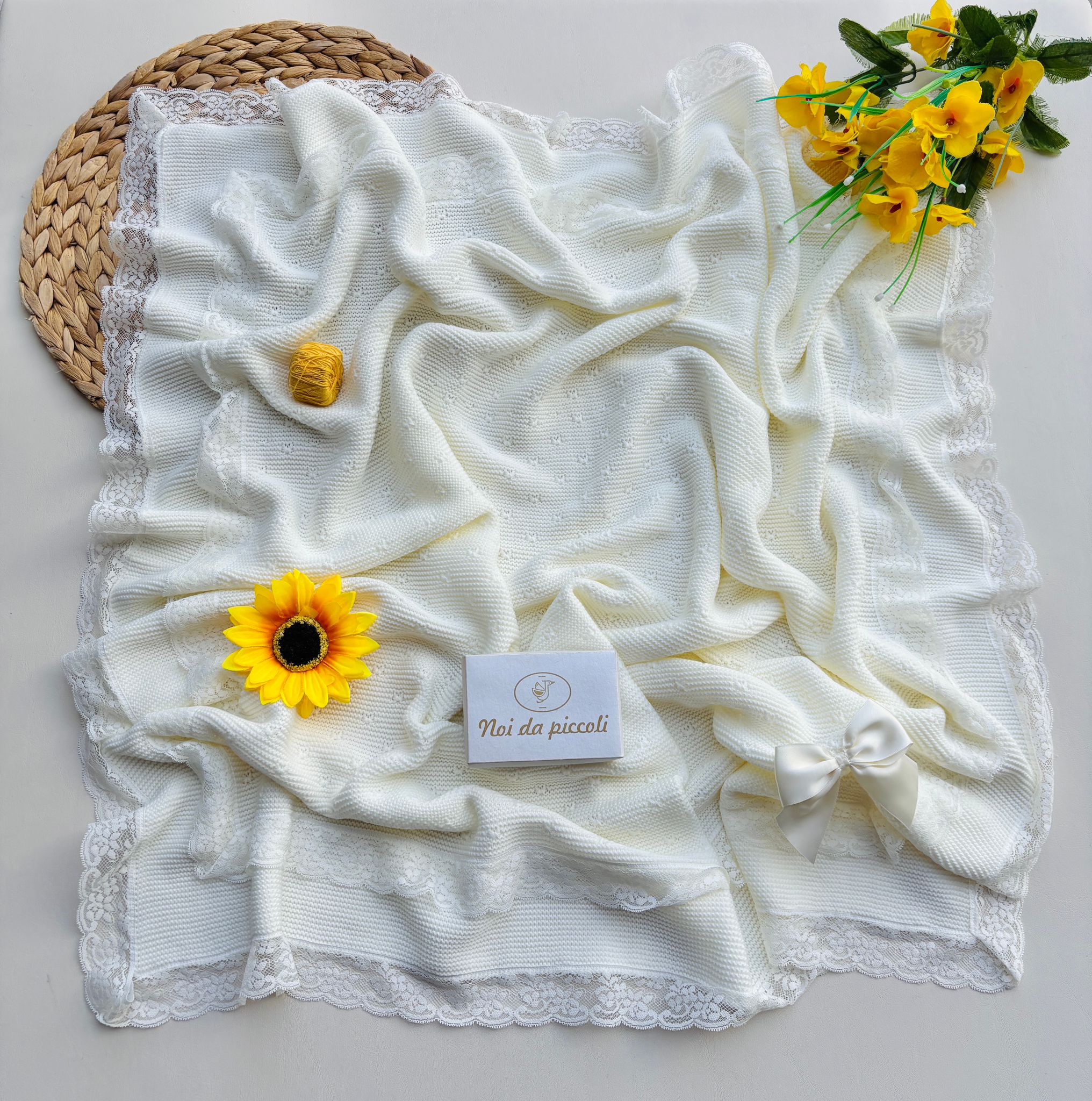 COPERTINA IN FILATO CALDO CON DELICATI RICAMI IN AVORIO E FIOCCHETTINO PERLA - Noi da piccoli