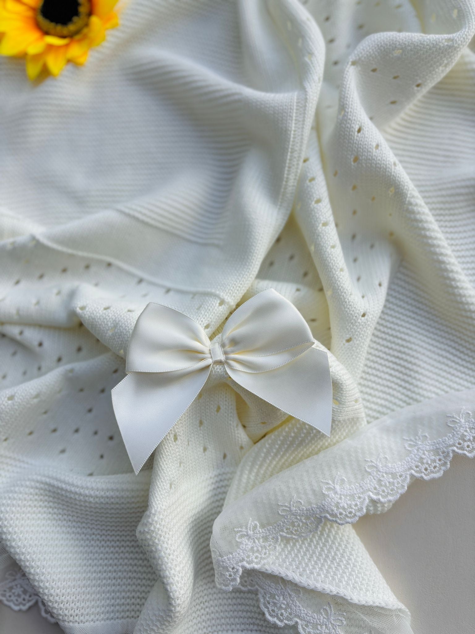 COPERTINA IN FILATO CALDO CON DELICATI RICAMI IN AVORIO E FIOCCHETTINO PERLA - Noi da piccoli