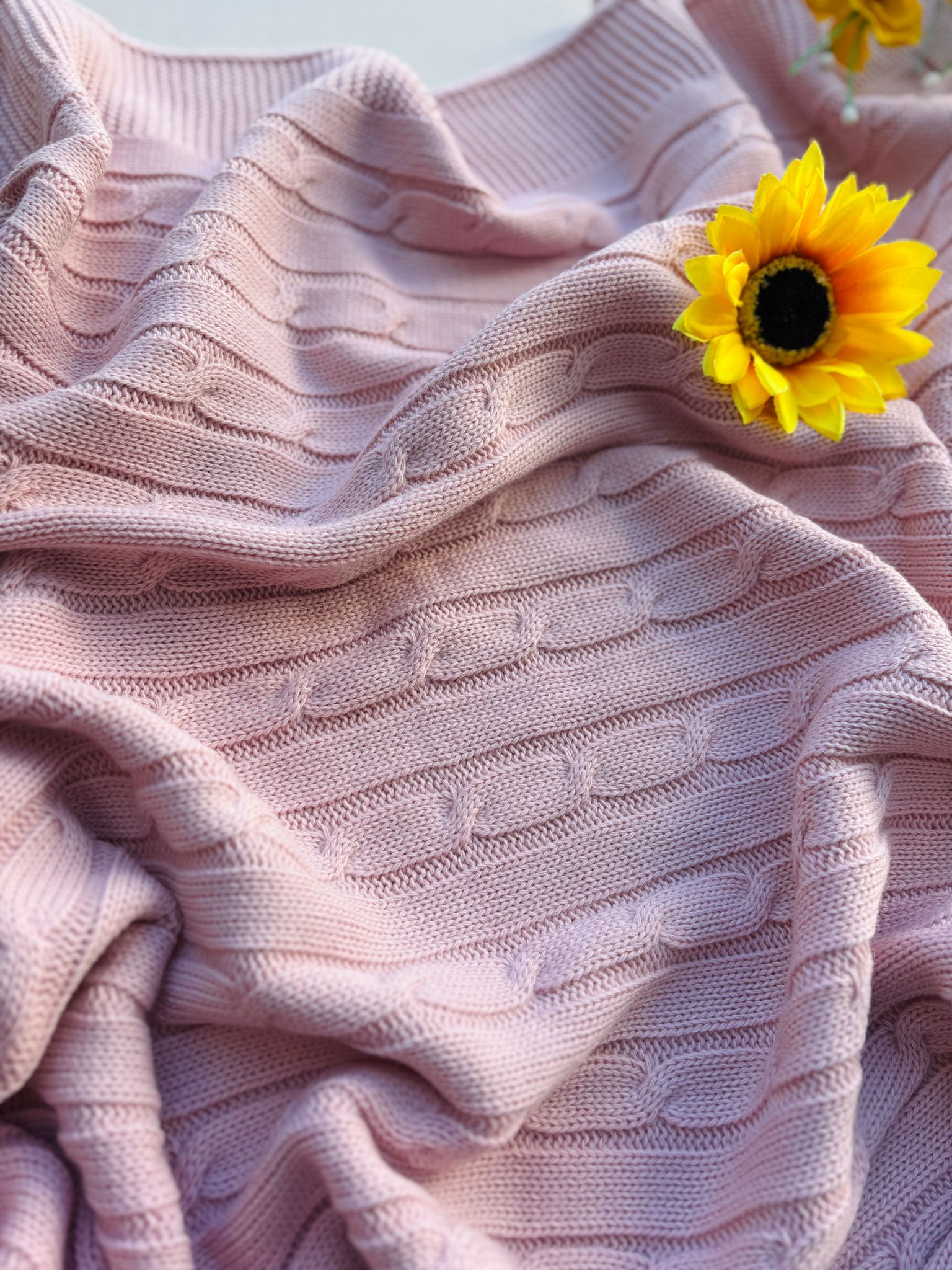 COPERTINA IN FILATO CALDO CON RICAMI AD INTRECCIO ROSADO - Noi da piccoli