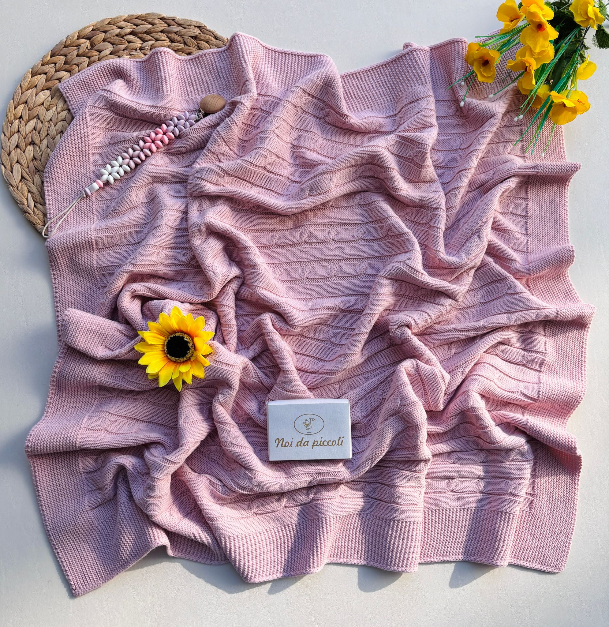 COPERTINA IN FILATO CALDO CON RICAMI AD INTRECCIO ROSADO - Noi da piccoli