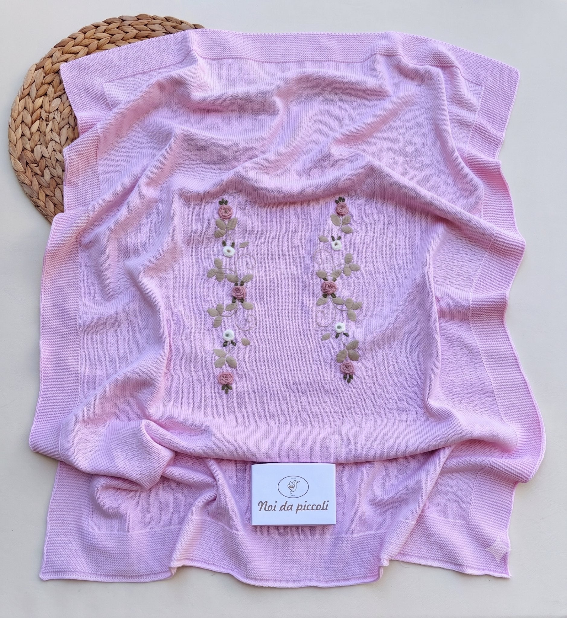 COPERTINA IN LANA ROSA RICAMO FLOREALE - Noi da piccoli