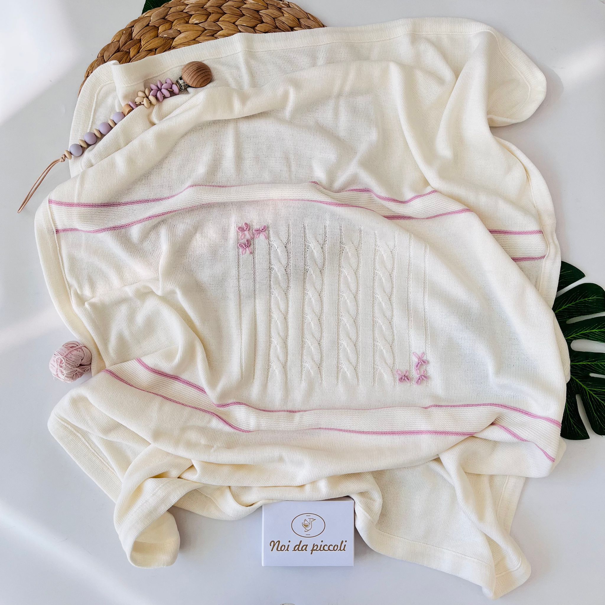 COPERTINA INTRECCIO E FIOCCHETTI FILATO CALDO PANNA CICLAMINO - Noi da piccoli