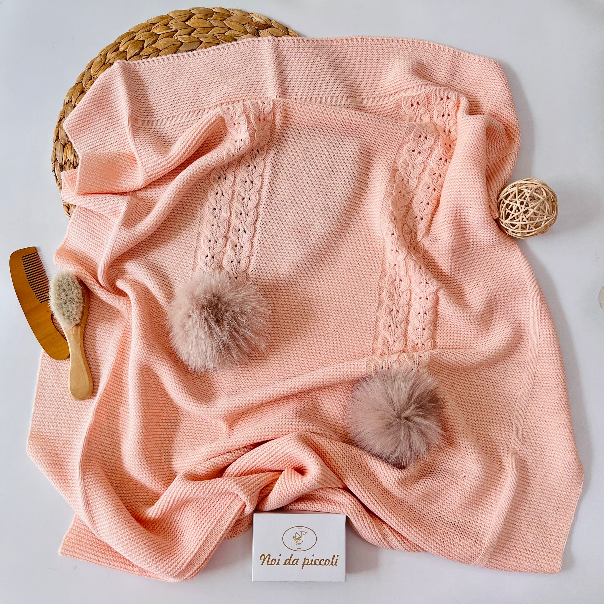 COPERTINA INTRECCIO E PON POM FILATO CALDO CIPRA PEACH - Noi da piccoli