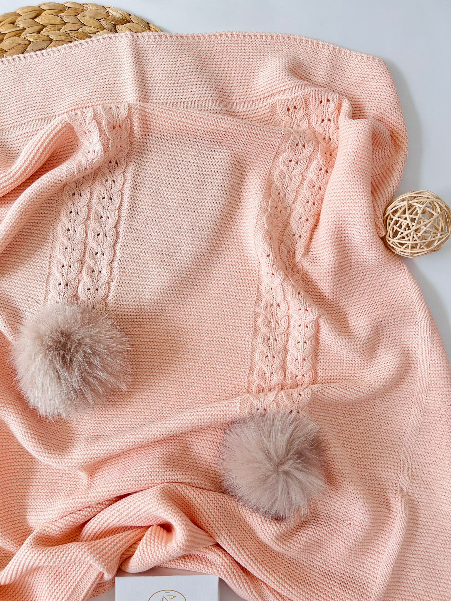 COPERTINA INTRECCIO E PON POM FILATO CALDO CIPRA PEACH - Noi da piccoli