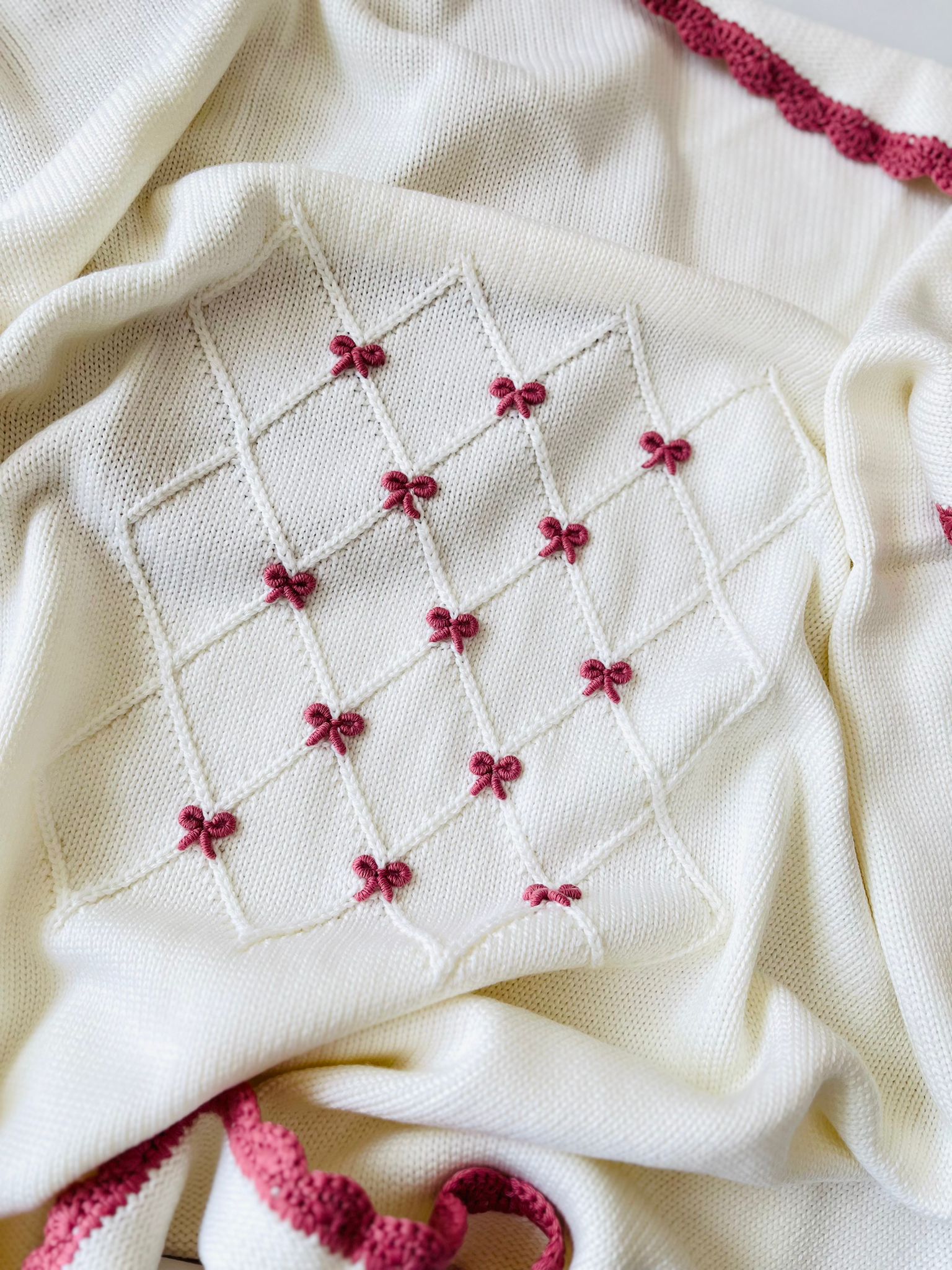 COPERTINA ROMBI E RIBBON 100% PURA LANA MERINO EXTRAFINE PANNA E MALVA - Noi da piccoli