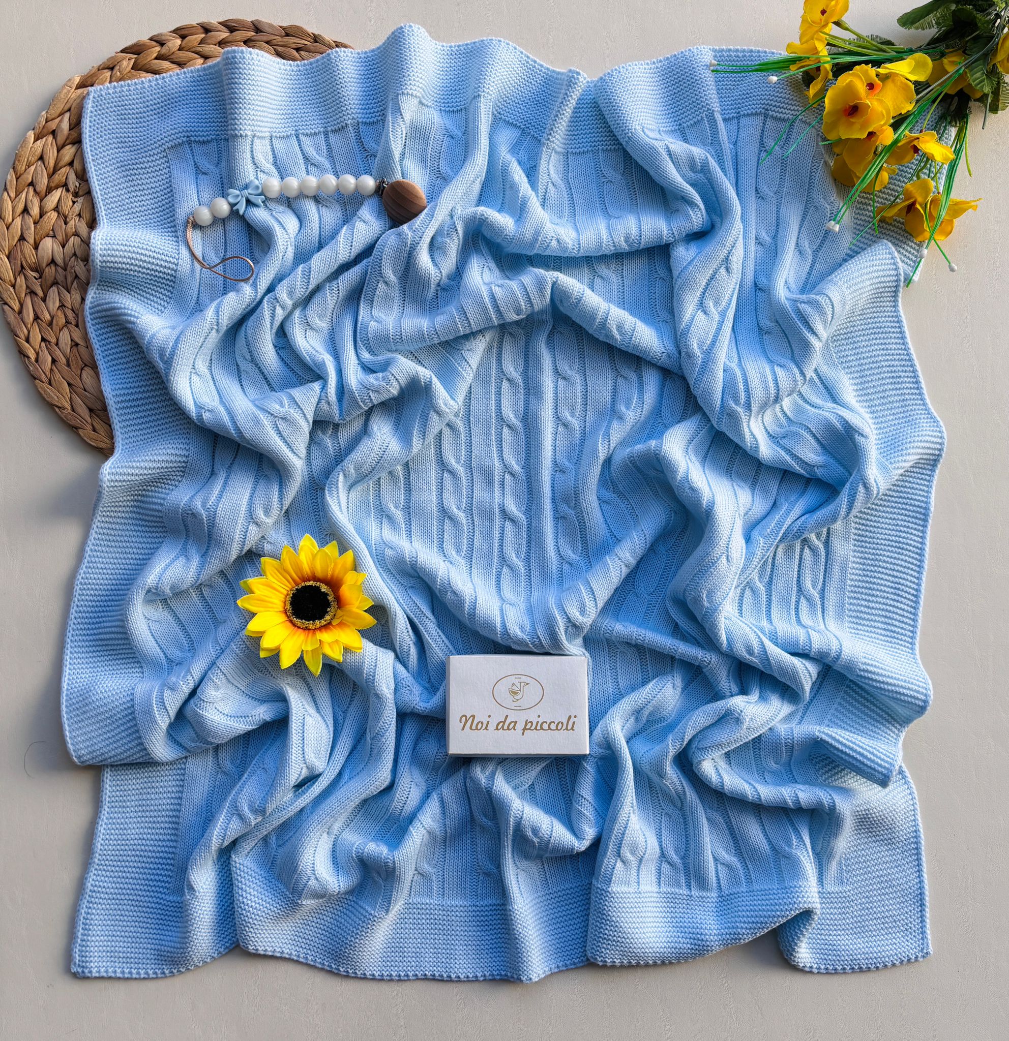 COPERTINA TRENZAS FILATO CALDO CELESTE - Noi da piccoli