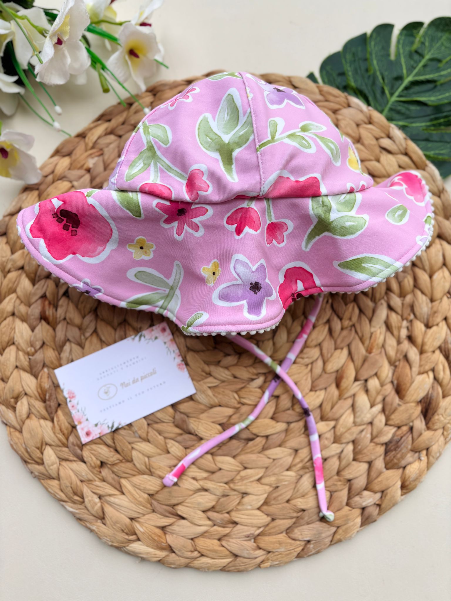 COSTUMINO INTERO CON FIORELLINI E CAPPELLINO ROSA - Noi da piccoli