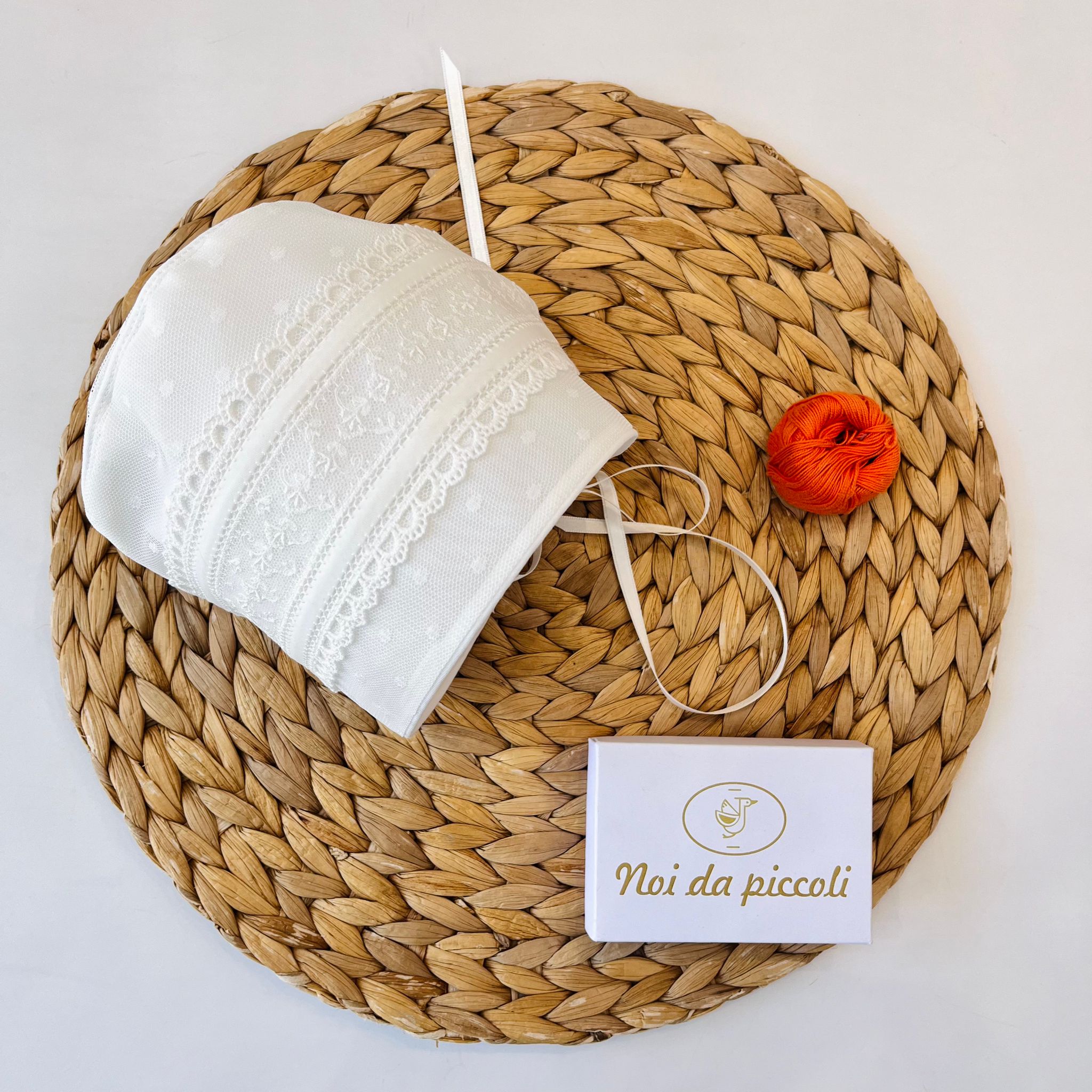 CUFFIA CERIMONIALE CON RICAMI BIANCO - Noi da piccoli