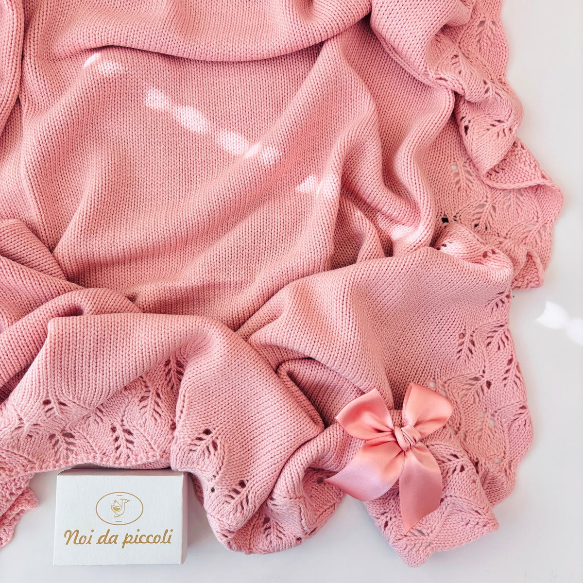 copertina in filato caldo con fiocchetto ROSA