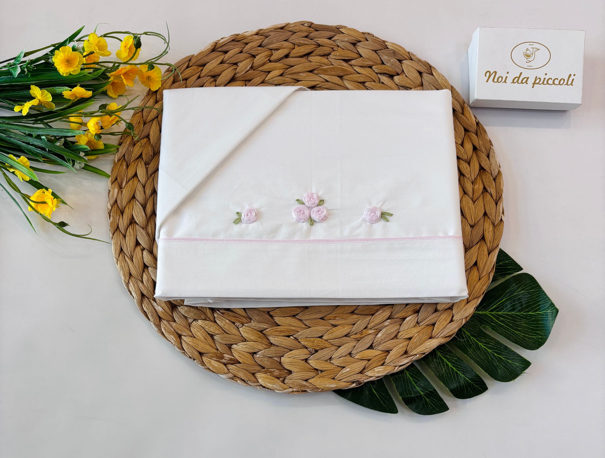 SET LENZUOLA 100 % COTONE BIANCO RICAMATO CON ROSELLINE