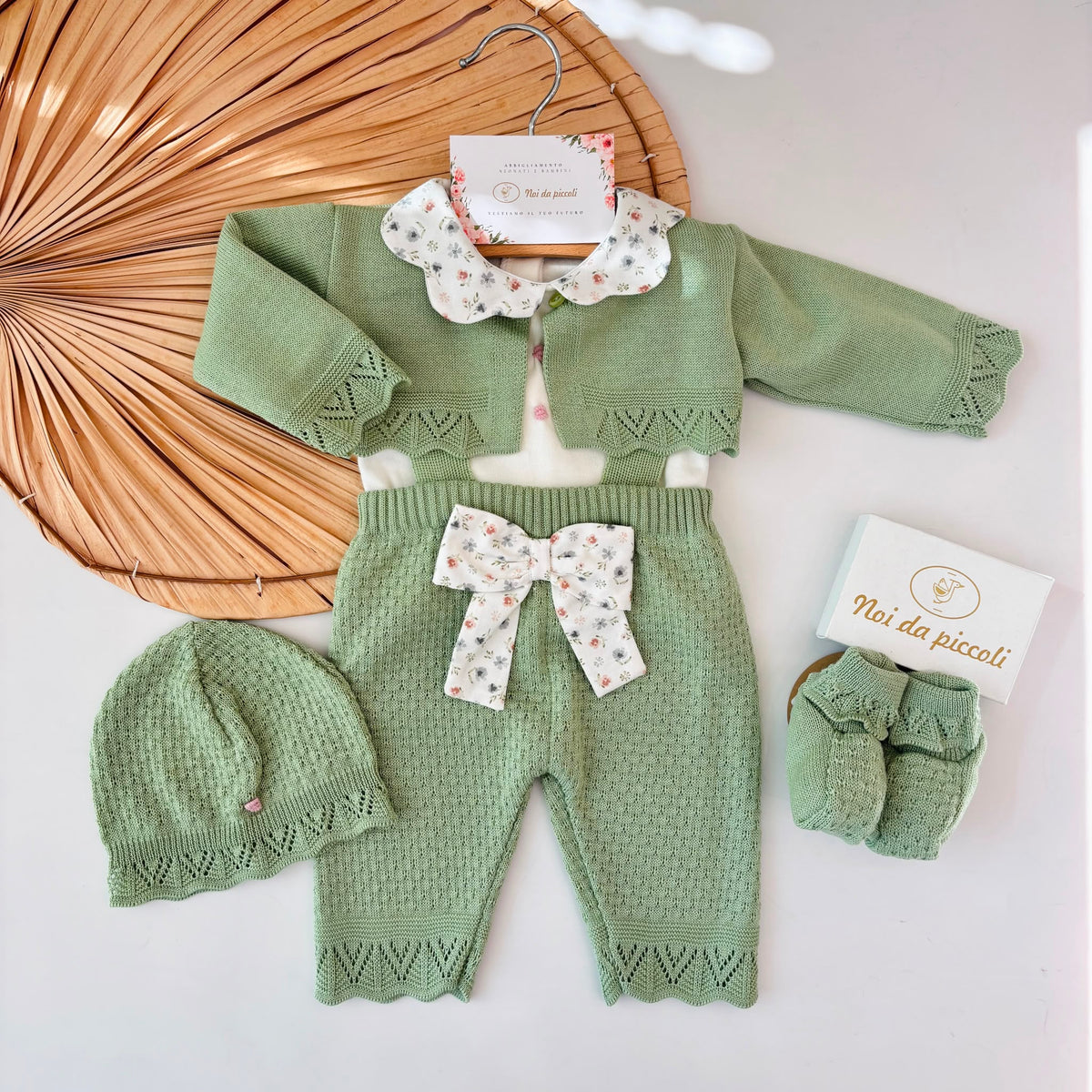 SALOPETTE CON PARURE E GOLFINO FILATO CALDO VERDE