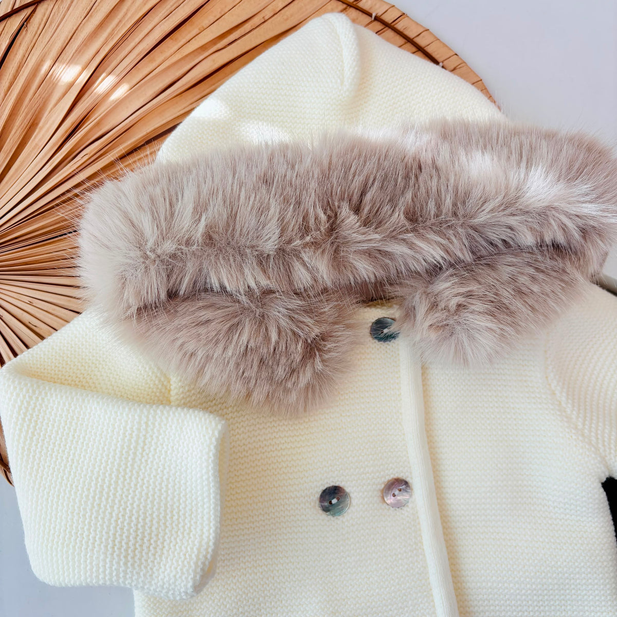 CAPPOTTO in maglia con cappuccio pelliccia ecologica PANNA