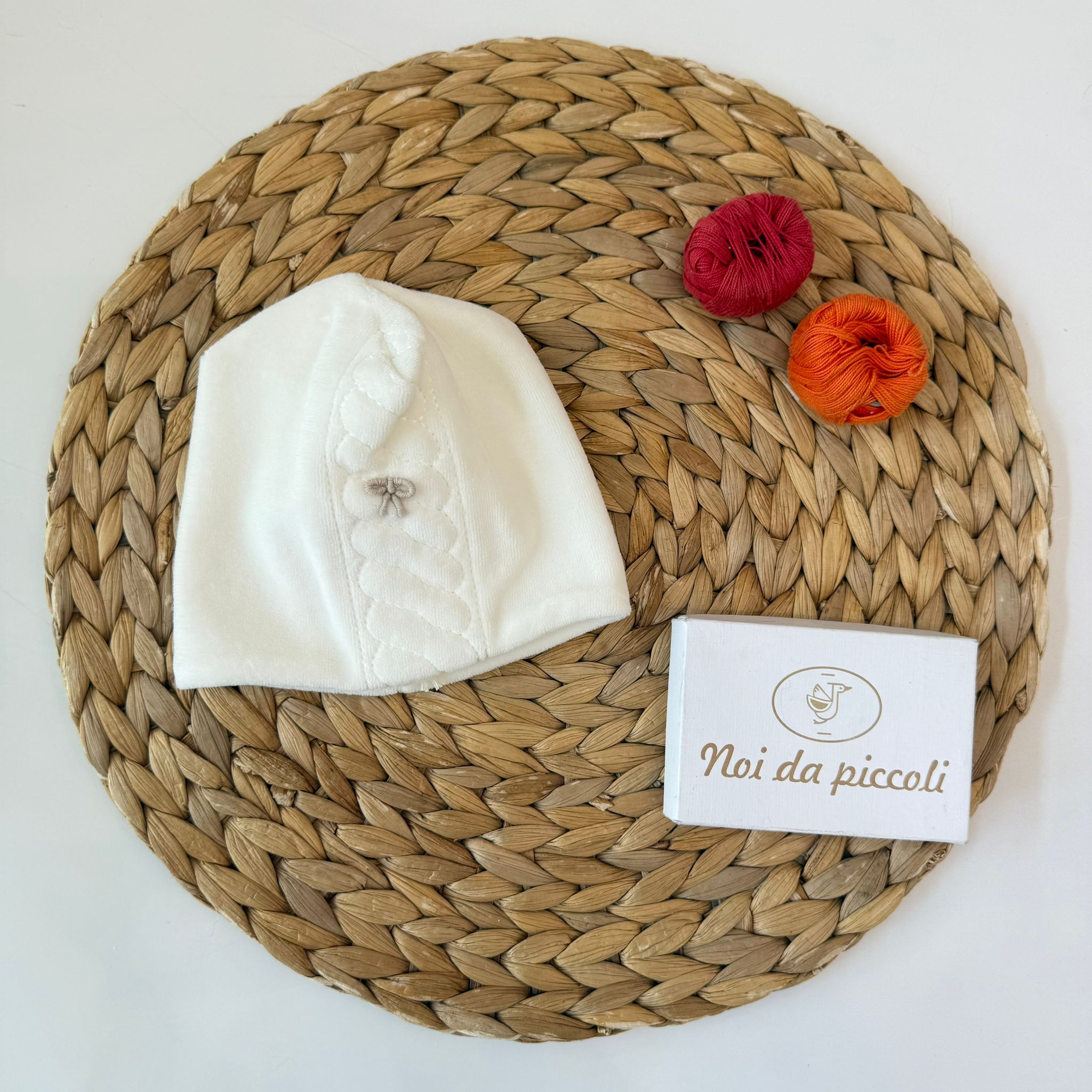 CAPPELLO IN CINIGLIA  BIANCO CON RICAMO A TRECCIA