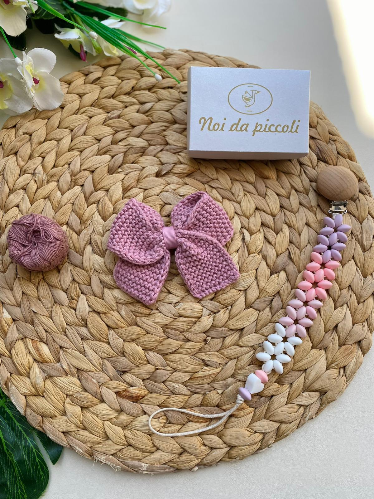 FERMAGLIO FIOCCHETTO FILATO CALDO ROSA - Noi da piccoli