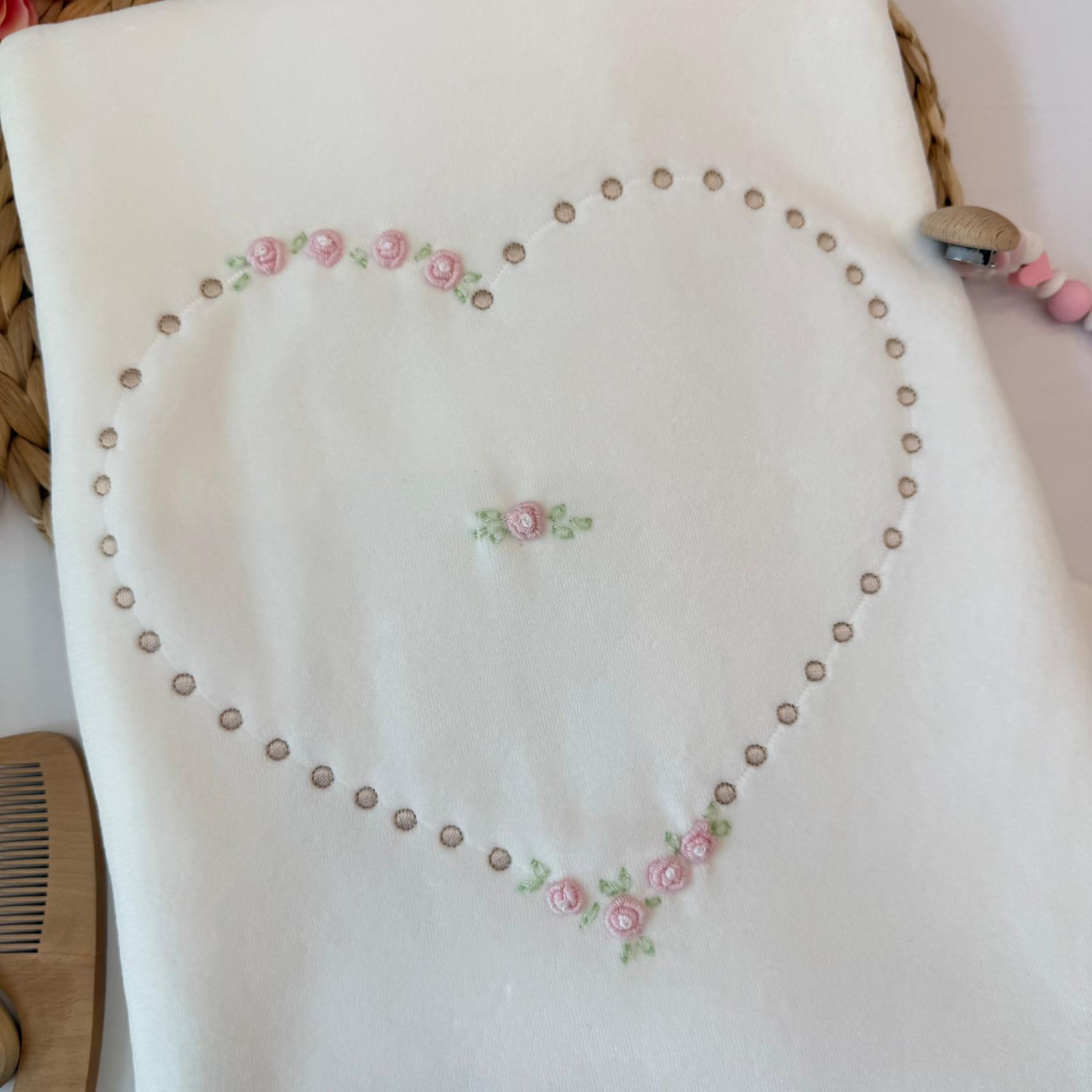 COPERTA IN CINIGLIA BIANCA CON RICAMO A FORMA DI CUORE