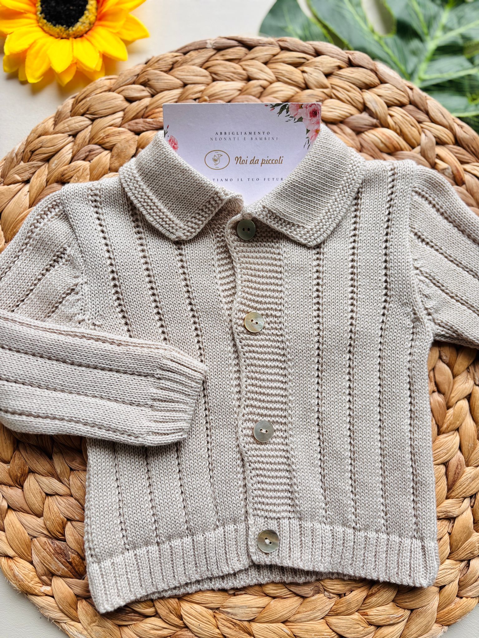 GOLFINO A MANICA LUNGA IN FILO RICAMATO E BOTTONCINI IN MADREPERLA CREMA - Noi da piccoli