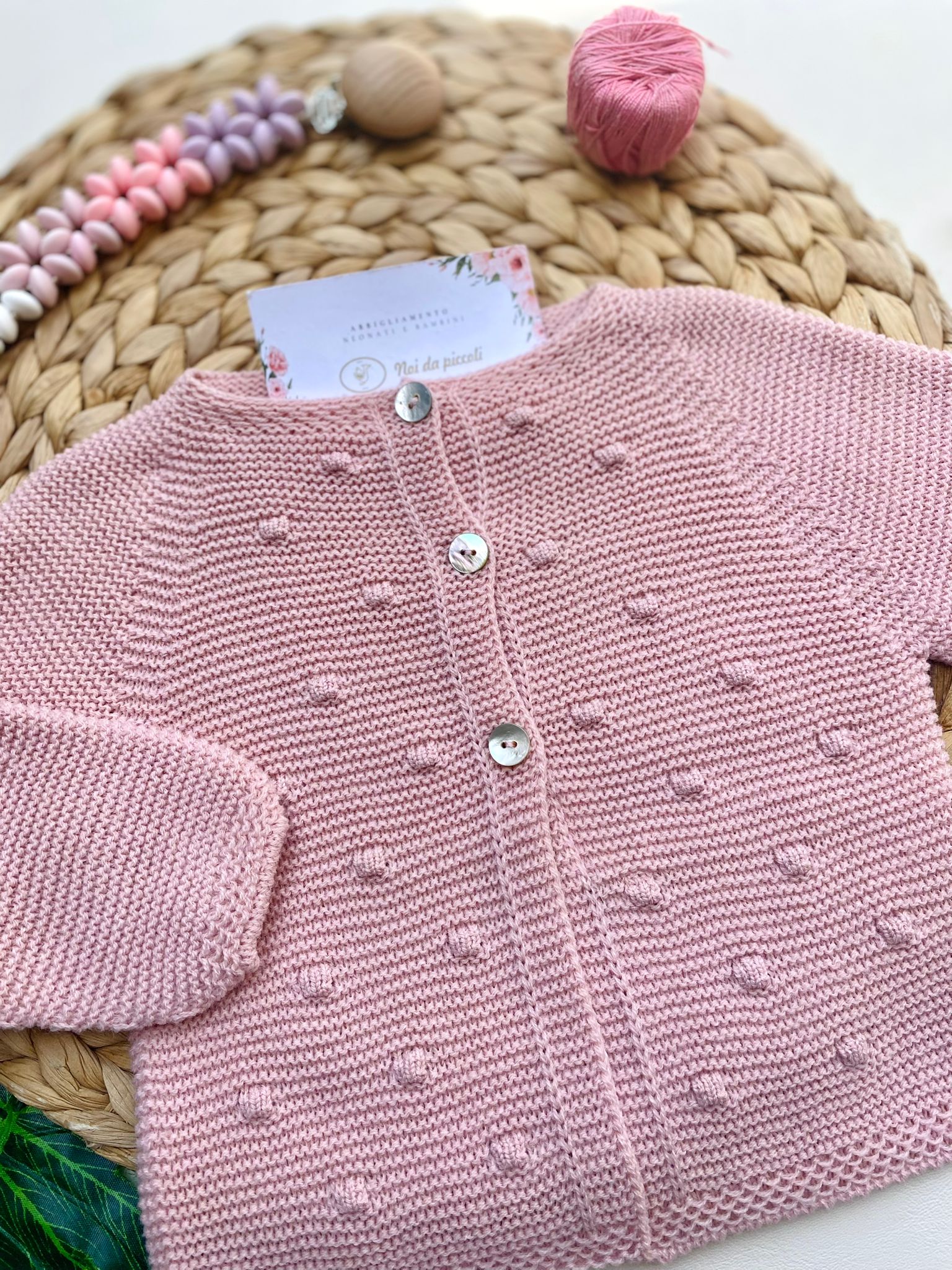 GOLFINO CON BOTTONCINI IN MADREPERLA FILATO CALDO ROSA EMPOLVADO - Noi da piccoli