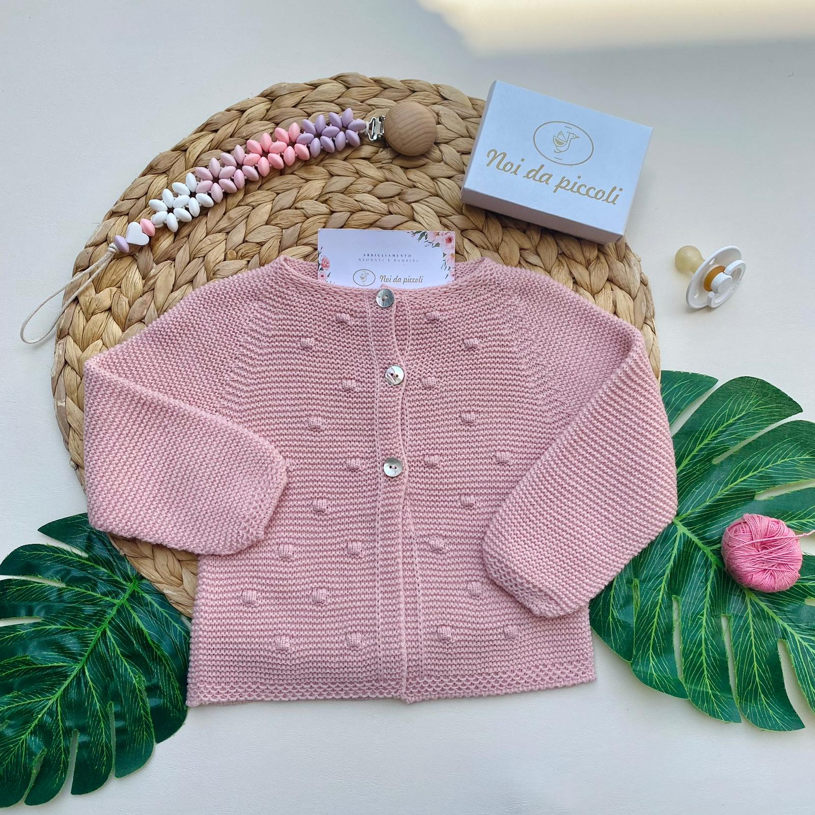 GOLFINO CON BOTTONCINI IN MADREPERLA FILATO CALDO ROSA EMPOLVADO - Noi da piccoli