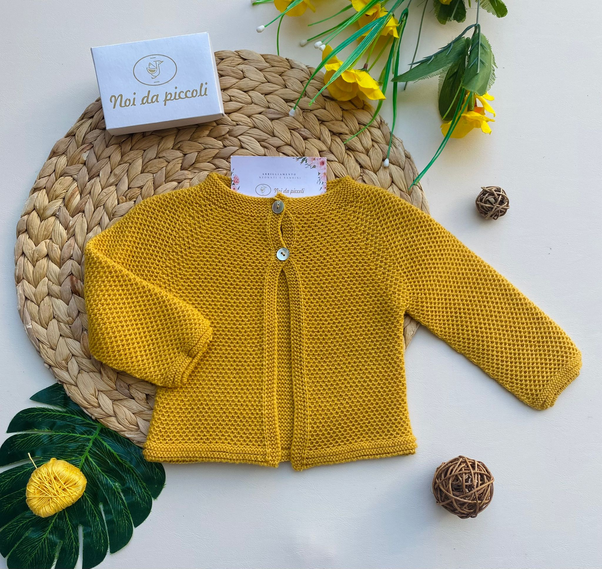 GOLFINO CON BOTTONCINI MADREPERLA FILATO CALDO GIALLO SENAPE - Noi da piccoli