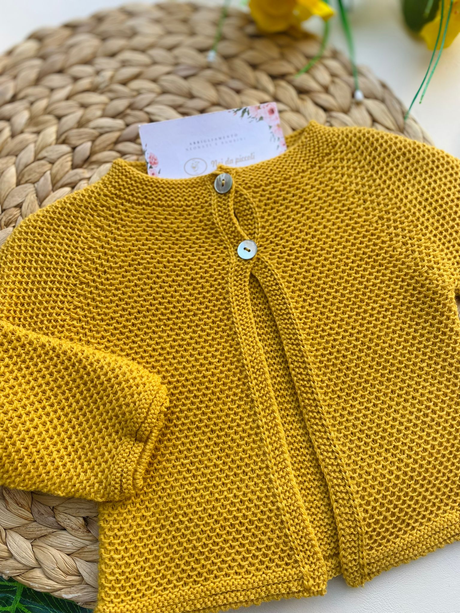 GOLFINO CON BOTTONCINI MADREPERLA FILATO CALDO GIALLO SENAPE - Noi da piccoli