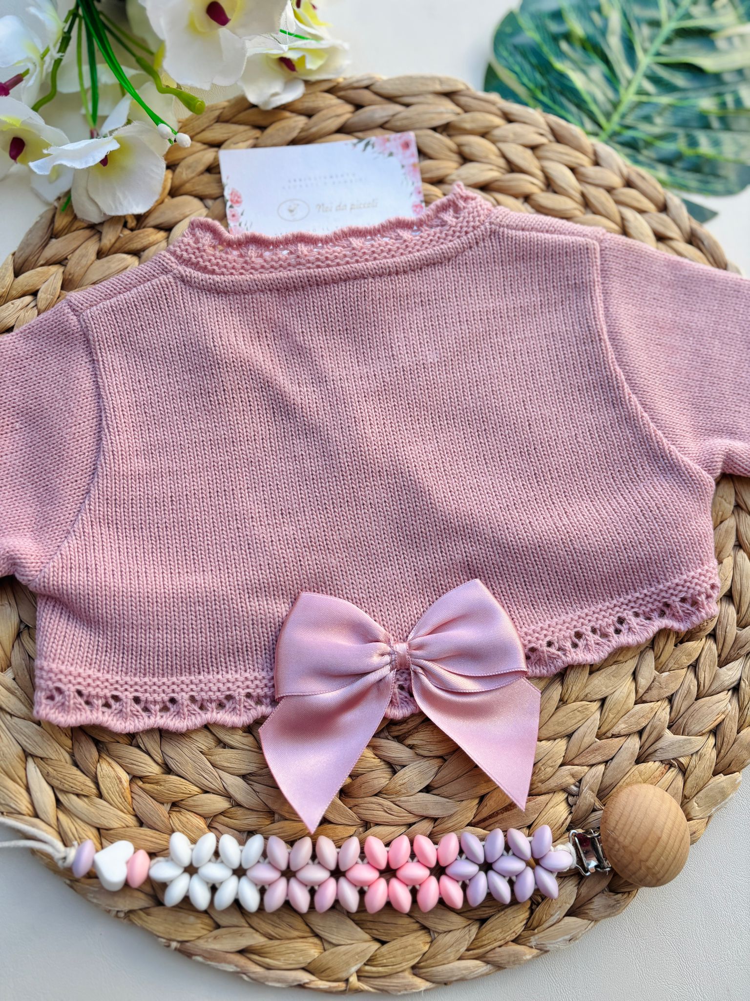 GOLFINO IN FILATO CALDO CON DELICATI RICAMI E FIOCCHETTINO ROSA - Noi da piccoli