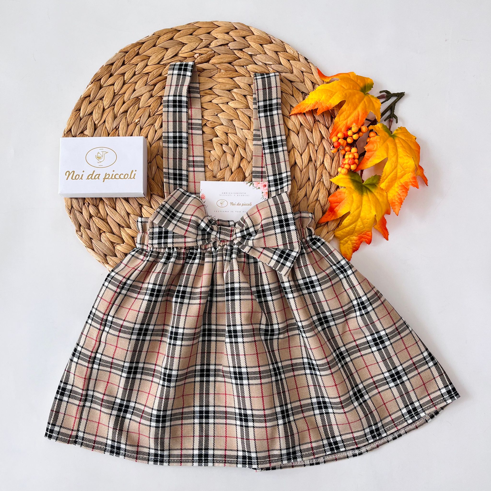 GONNELLINA CON BRETELLE A QUADRONI CON FIOCCHETTO BEIGE - Noi da piccoli