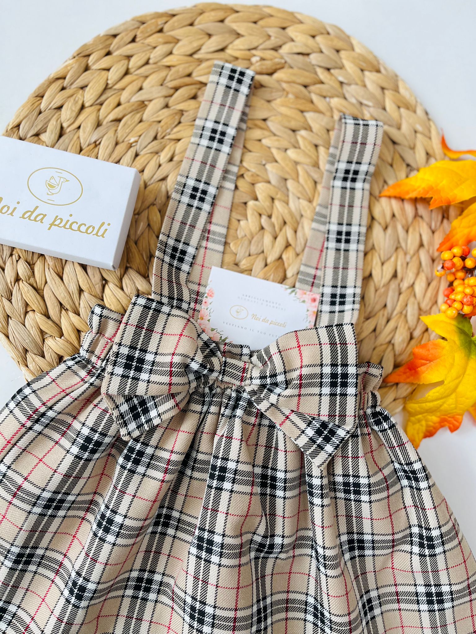 GONNELLINA CON BRETELLE A QUADRONI CON FIOCCHETTO BEIGE - Noi da piccoli