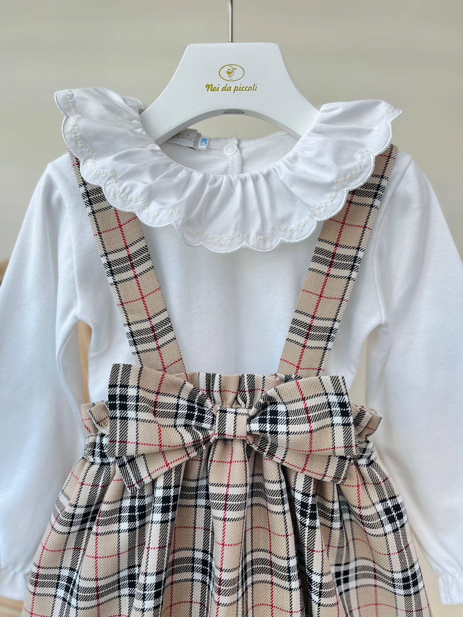 GONNELLINA CON BRETELLE A QUADRONI CON MAGLIETTINA A BODY BIANCO BEIGE - Noi da piccoli