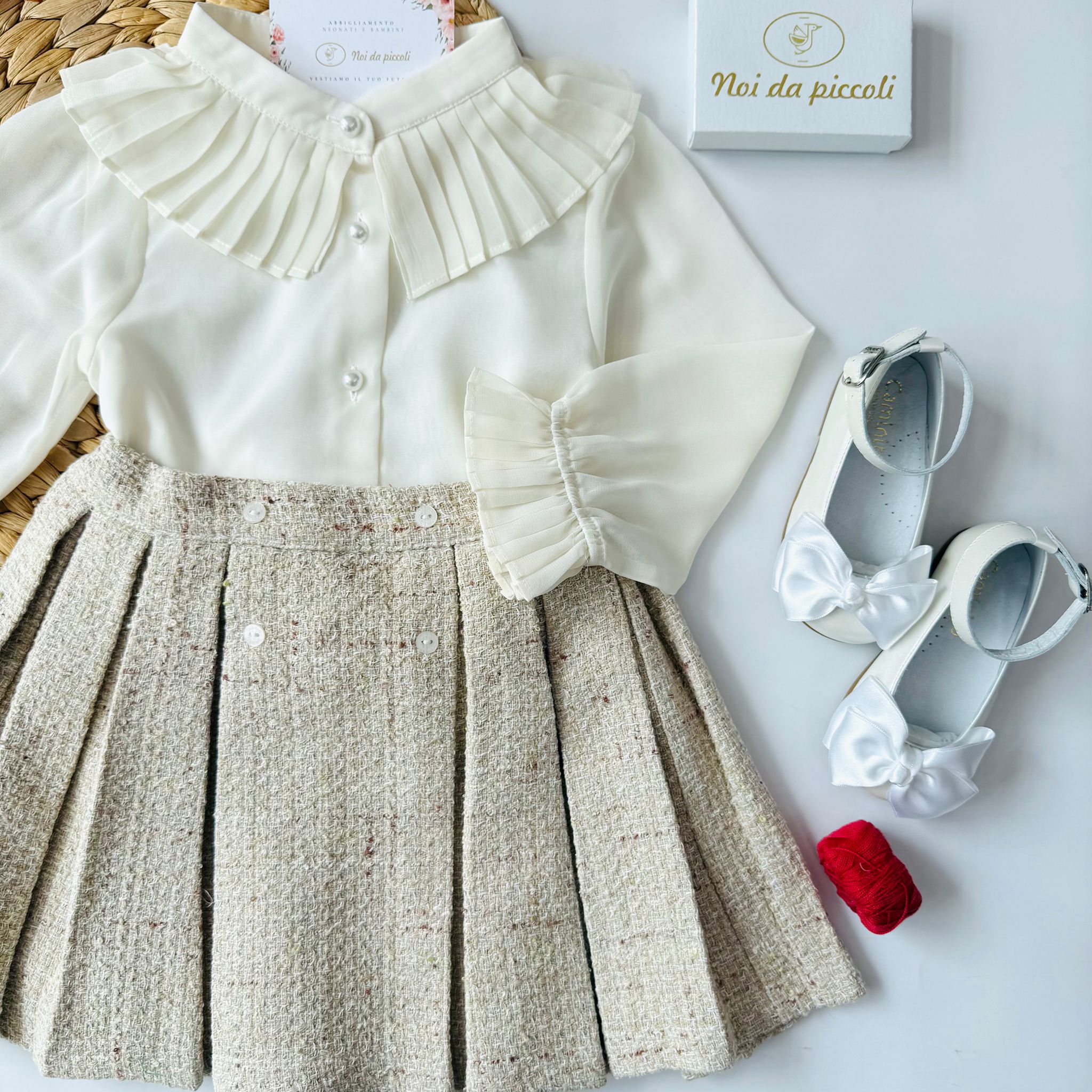 GONNELLINA E CAMICINA CON BOTTONCINI IN PERLINE BEIGE - Noi da piccoli