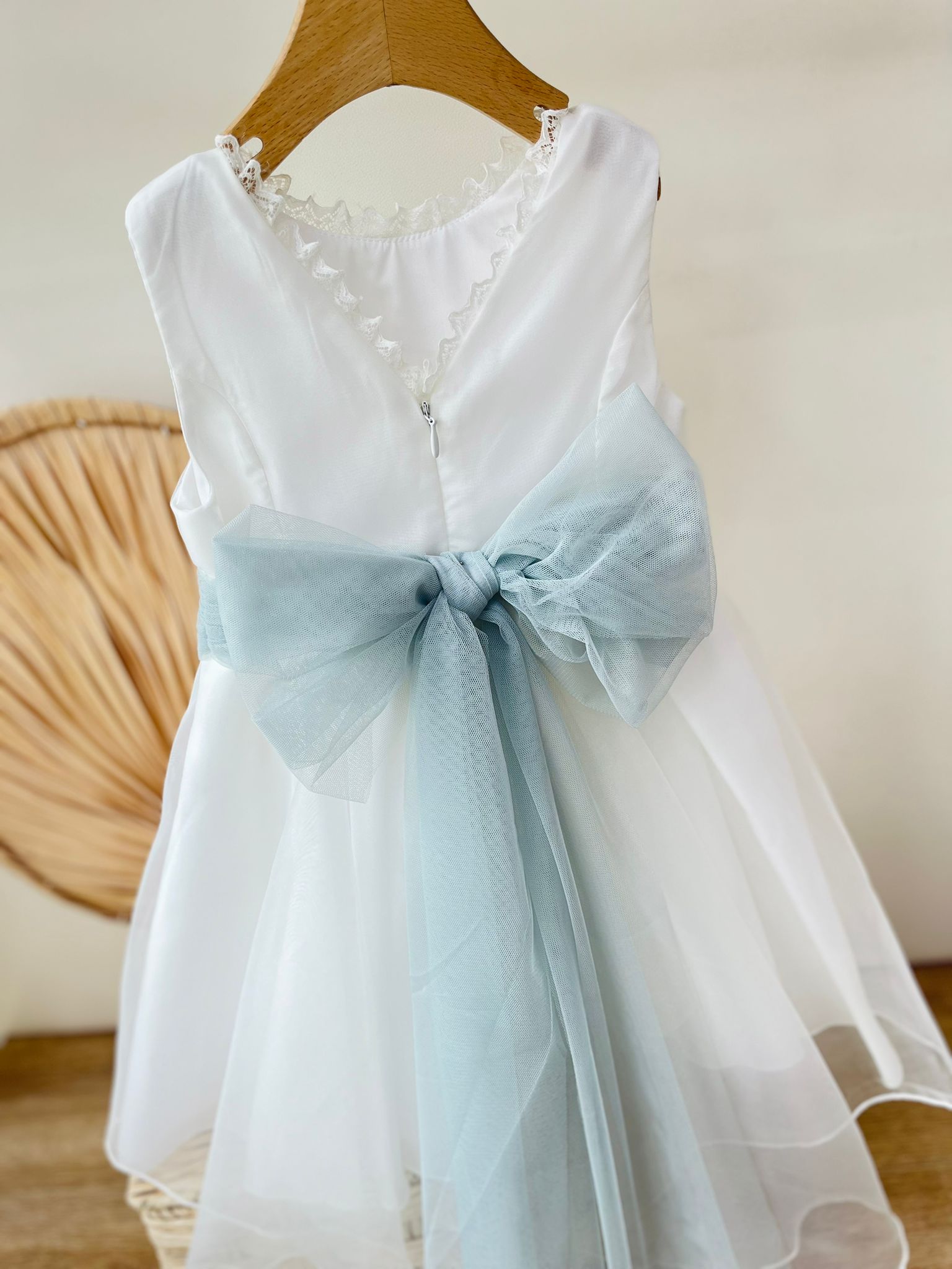 ABITINO CERIMONIALE IN TULLE CON FIORELLINI  BIANCO