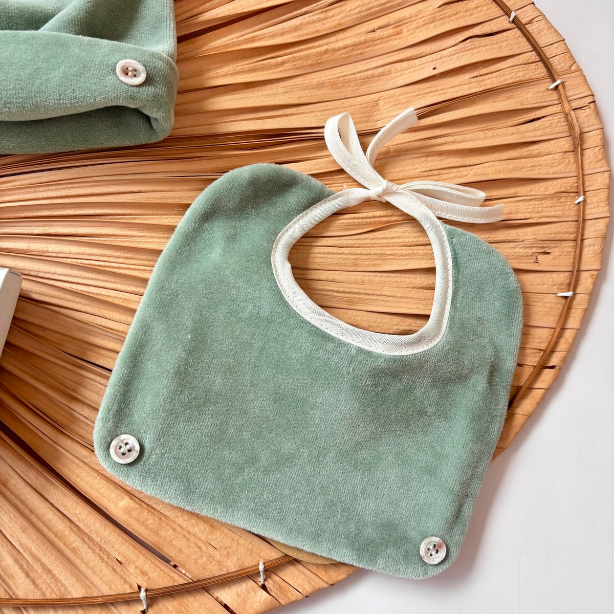 CAPPELLO E BAVETTA IN CINIGLIA VERDE