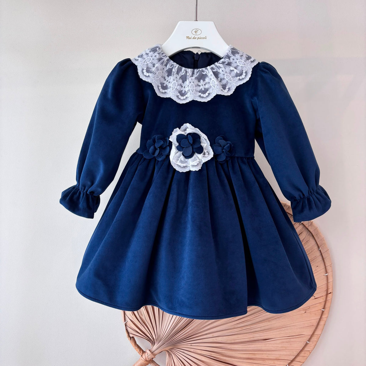 ABITO IN VELLUTO CON COLLO PIZZO BLU