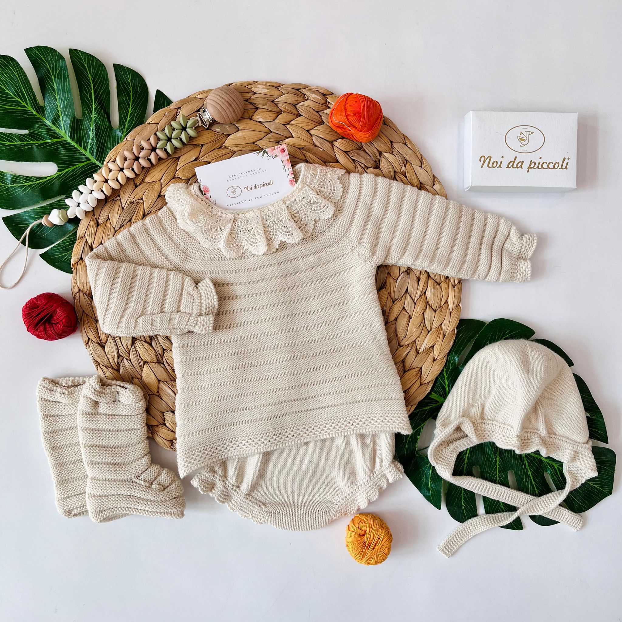 MAGLIETINA CON CULOTTE CUFFIA E CALZETTONI 100% ACRILICO CREMA E PIZZO