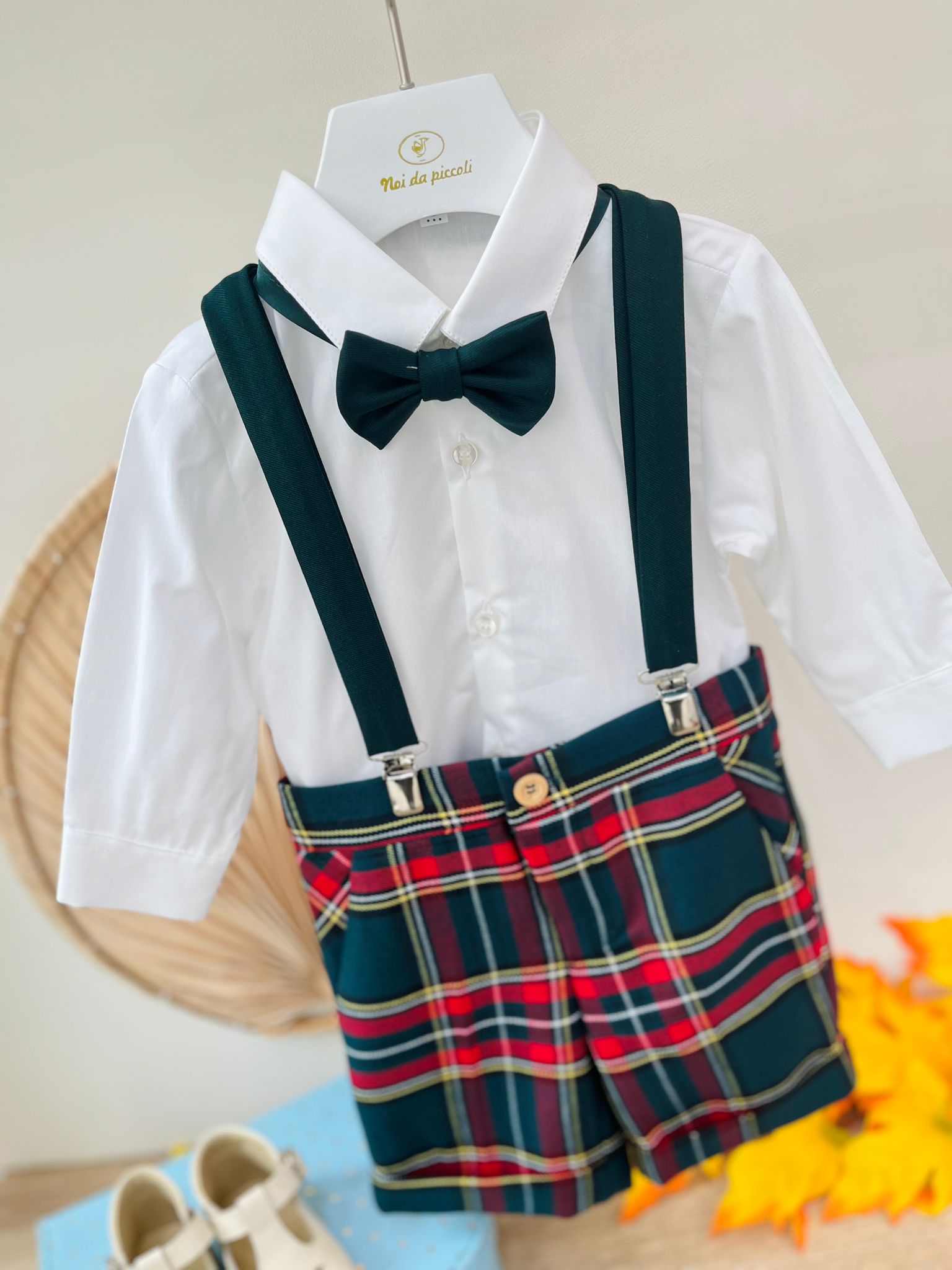 PANTALONE CORTO CON BRETELLE,CAMICIA E PAPILLON  BIANCO E TARTAN