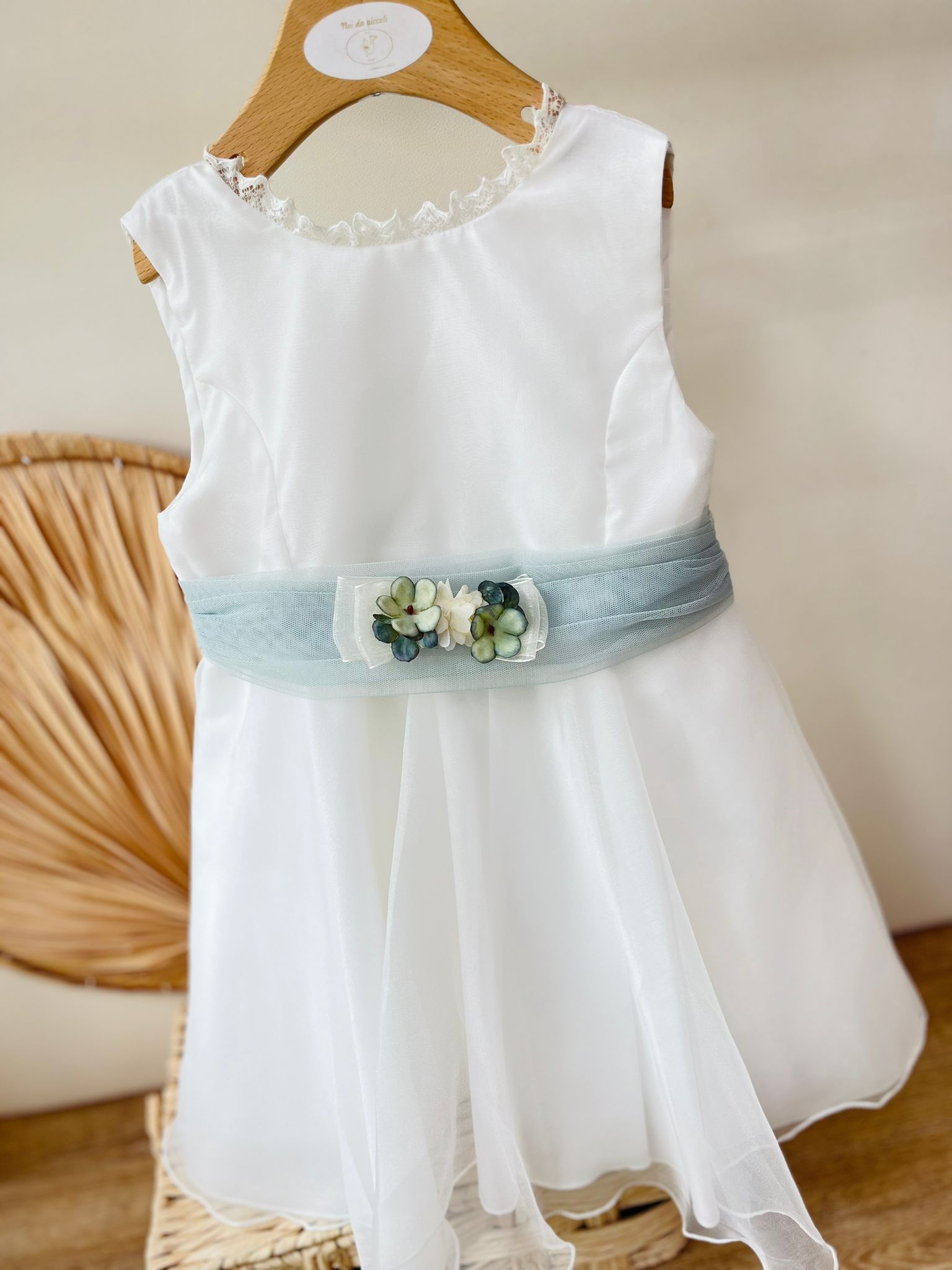 ABITINO CERIMONIALE IN TULLE CON FIORELLINI  BIANCO