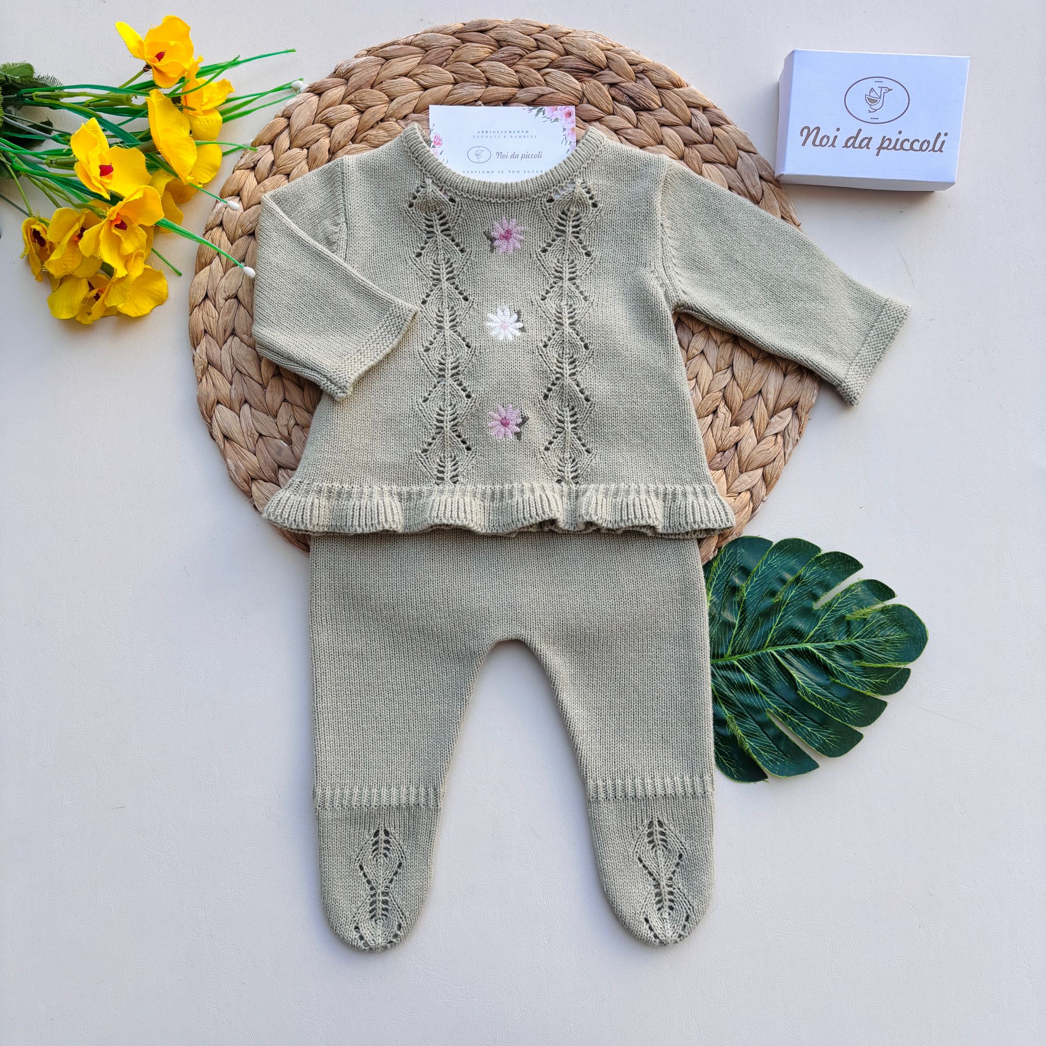 COMPLETO 2 PZ IN FILATO CALDO CON FIORELLINI  VERDE