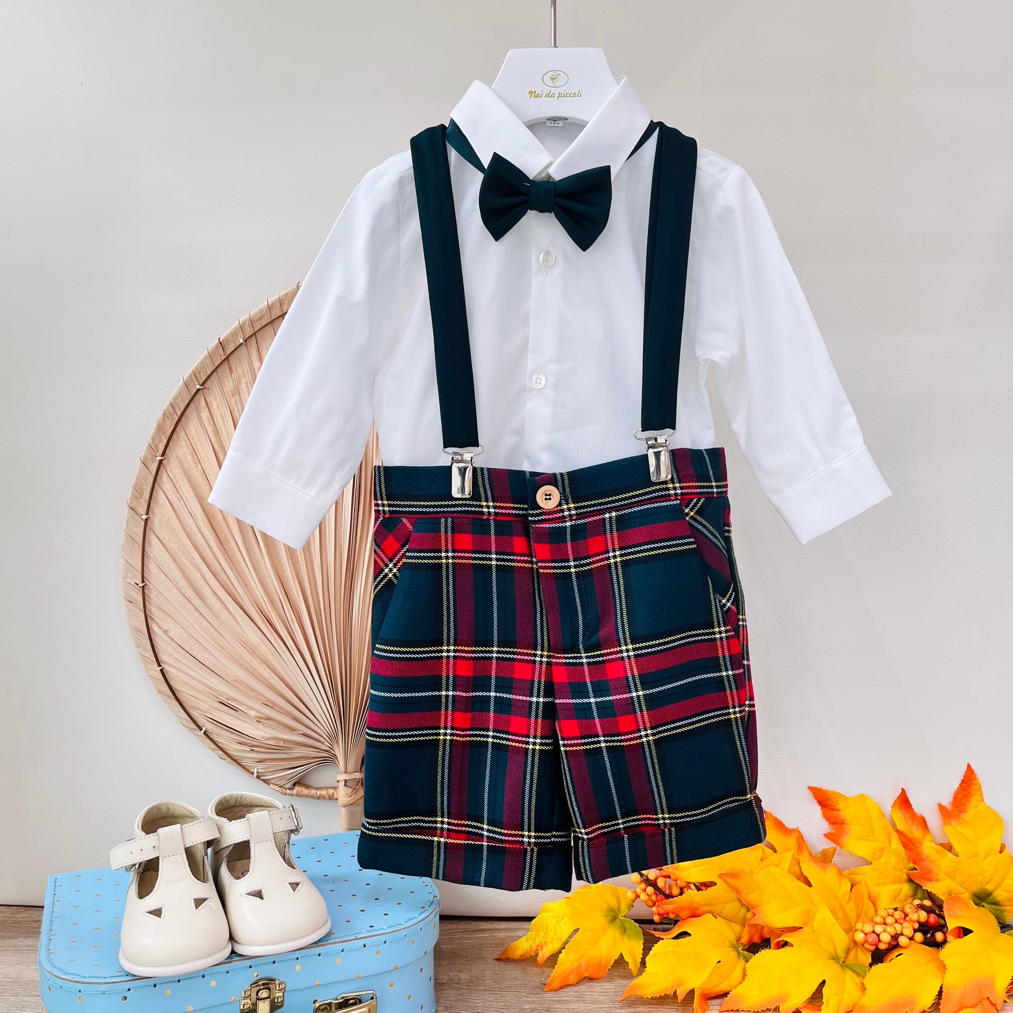 PANTALONE CORTO CON BRETELLE,CAMICIA E PAPILLON  BIANCO E TARTAN