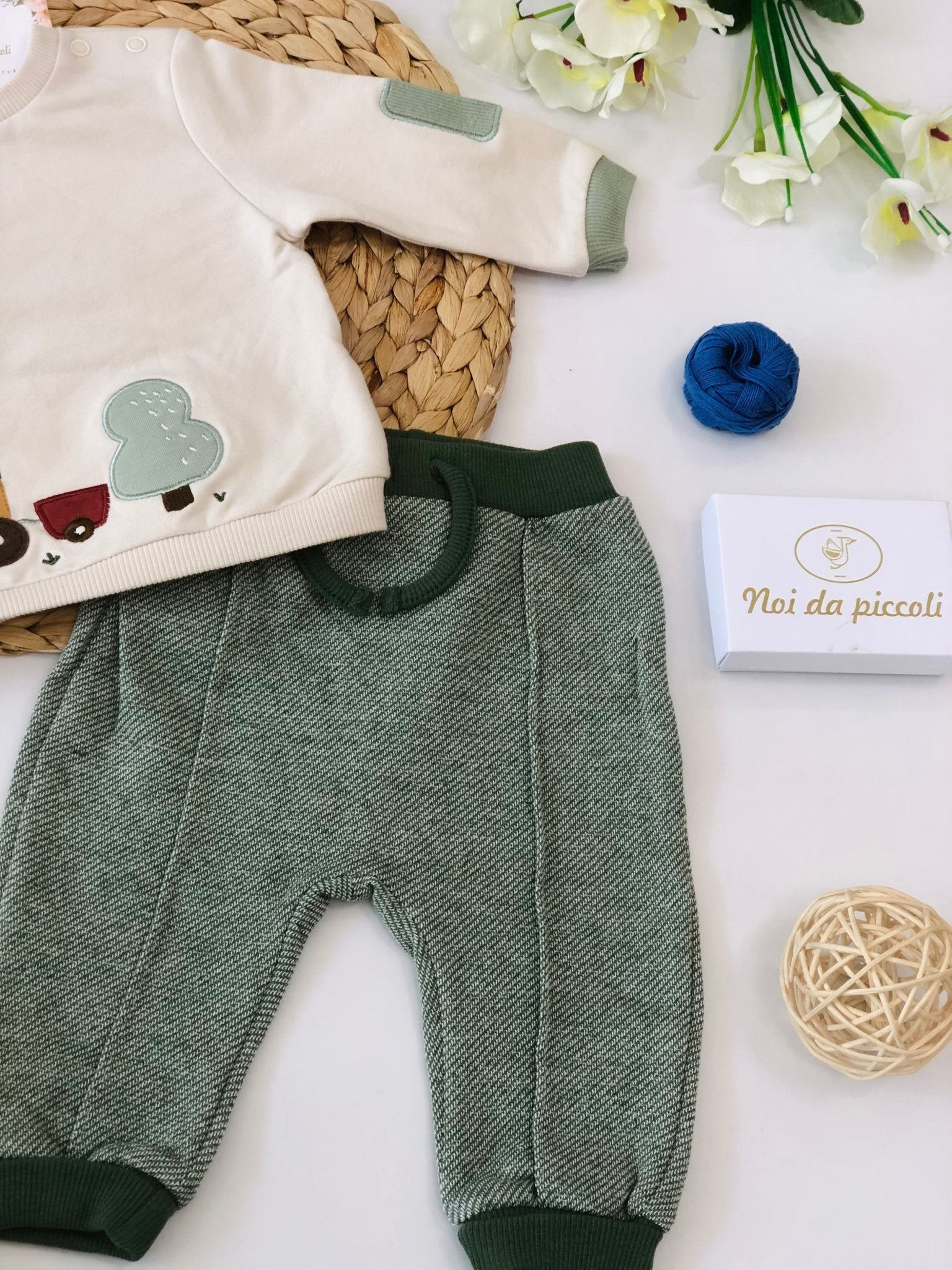 MAGLIA BEIGE CON PANTALONE VERDE IN FELPA - Noi da piccoli