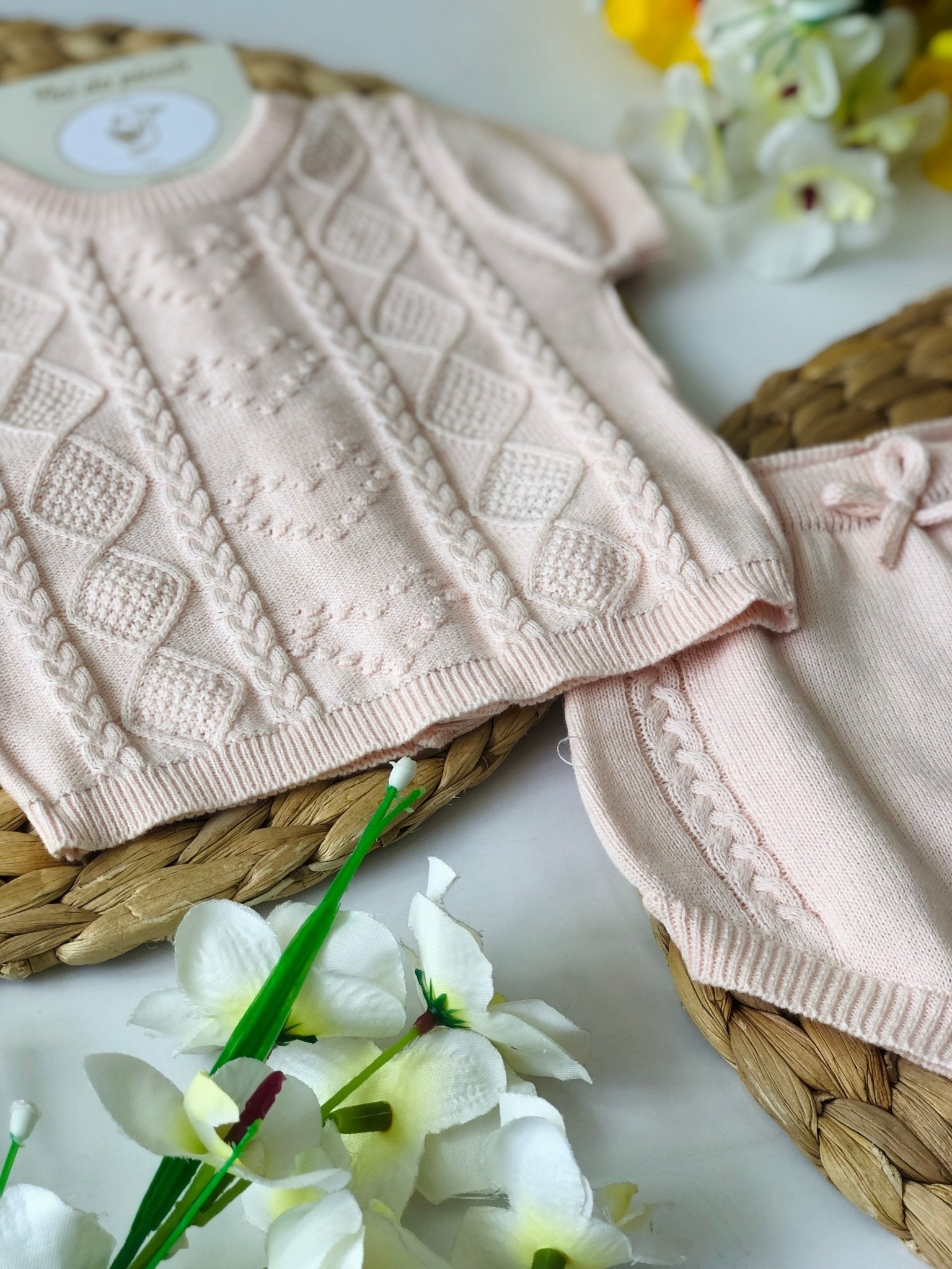 MAGLIA CON CULOTTE IN FILO DI COTONE ROSA CON INTRECCIO E ROMBO - Noi da piccoli