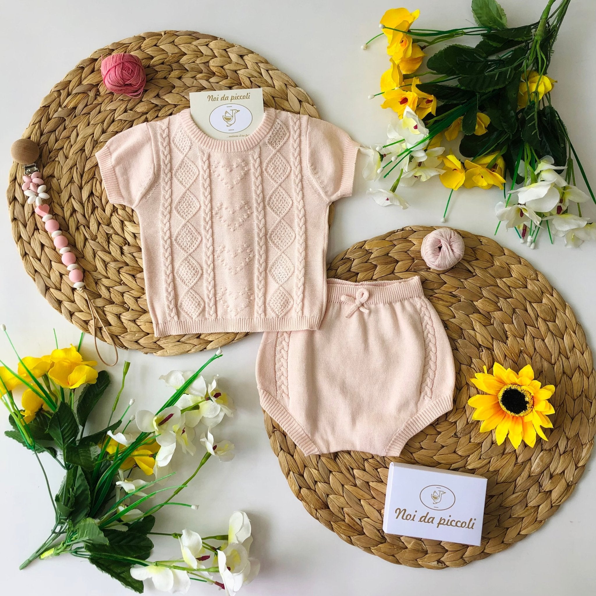 MAGLIA CON CULOTTE IN FILO DI COTONE ROSA CON INTRECCIO E ROMBO - Noi da piccoli