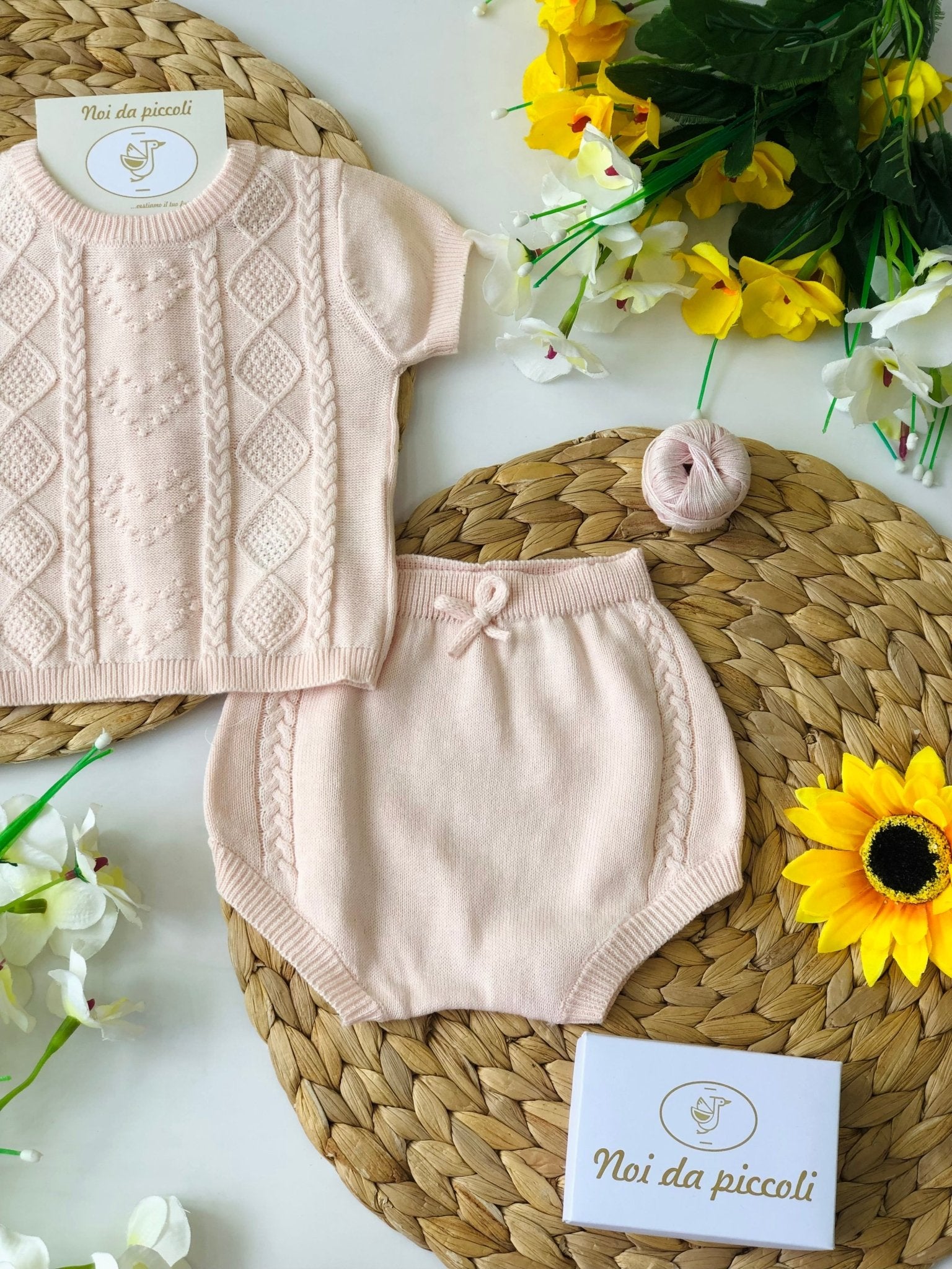 MAGLIA CON CULOTTE IN FILO DI COTONE ROSA CON INTRECCIO E ROMBO - Noi da piccoli