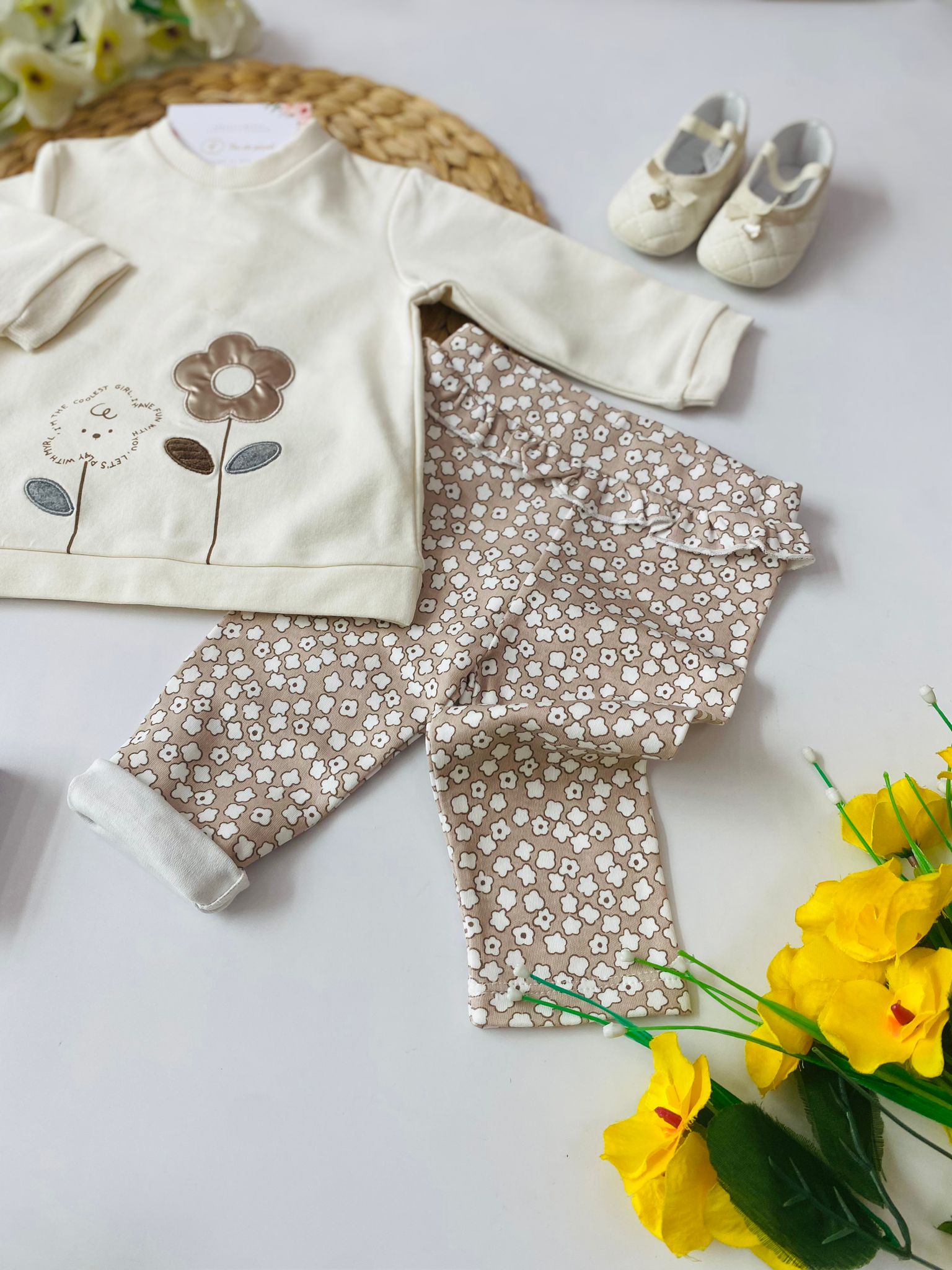 MAGLIA CREMA CON LEGGINS MARRONE FIORI - Noi da piccoli