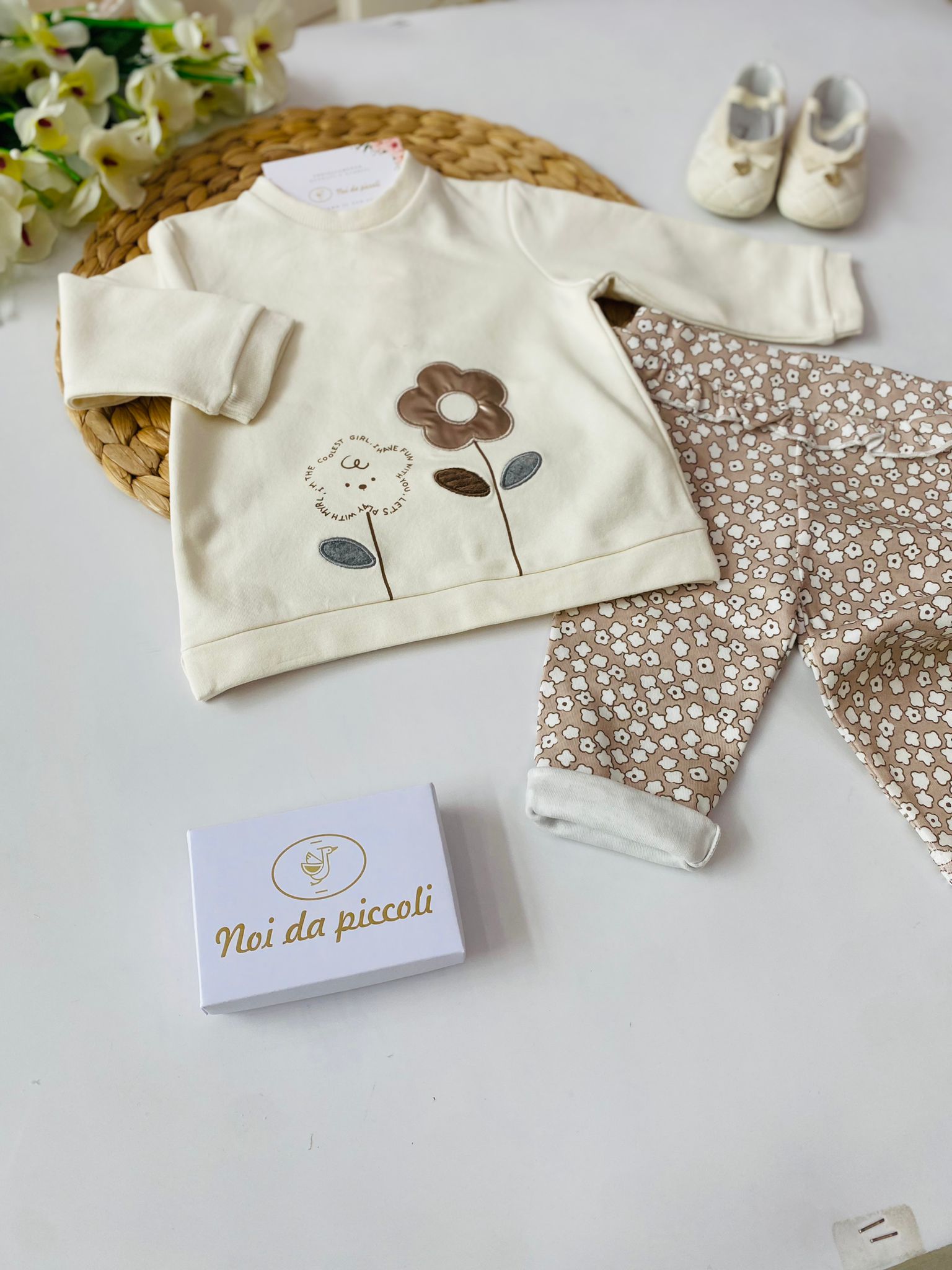 MAGLIA CREMA CON LEGGINS MARRONE FIORI - Noi da piccoli