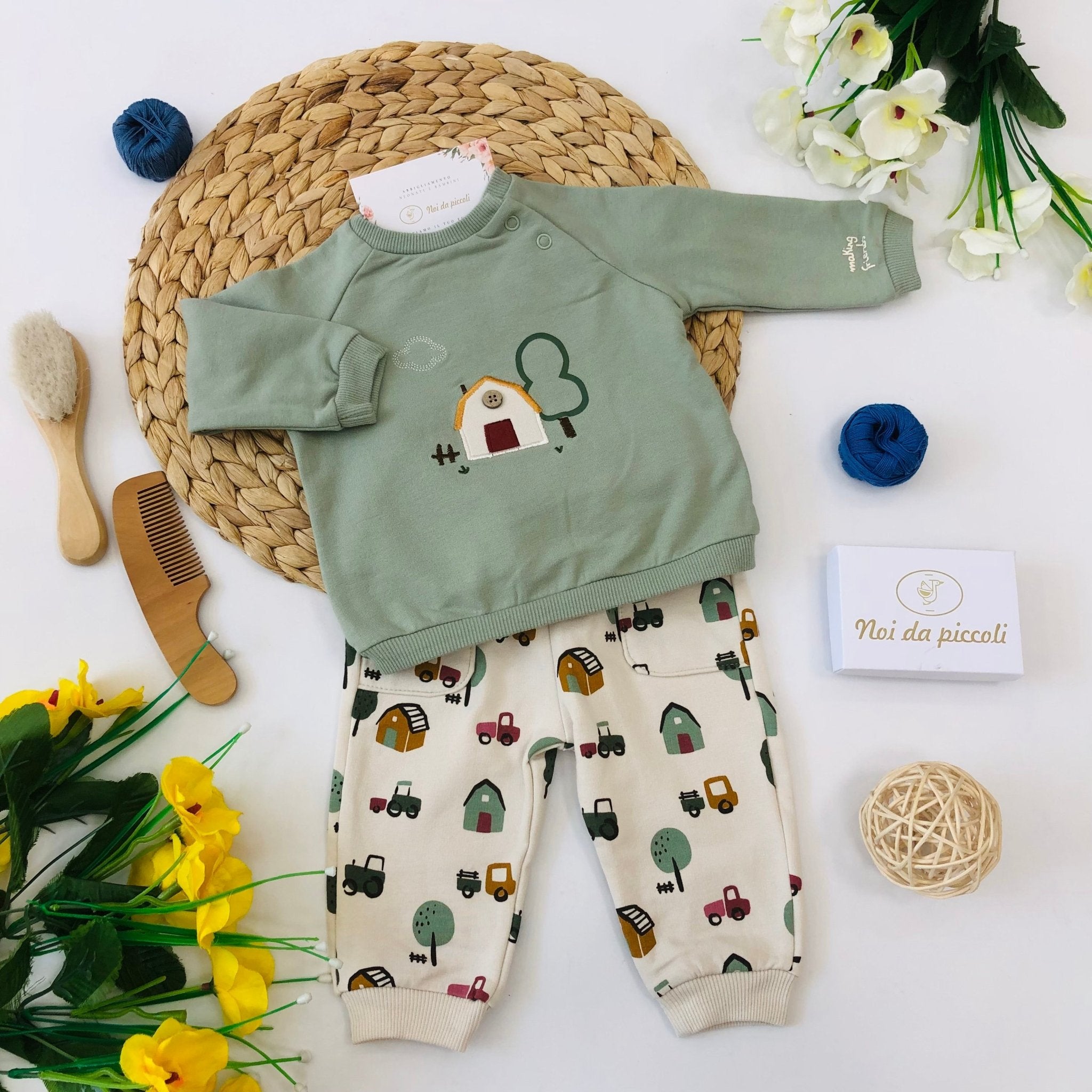 MAGLIA VERDE CON PANTALONE BEIGE IN FELPA - Noi da piccoli