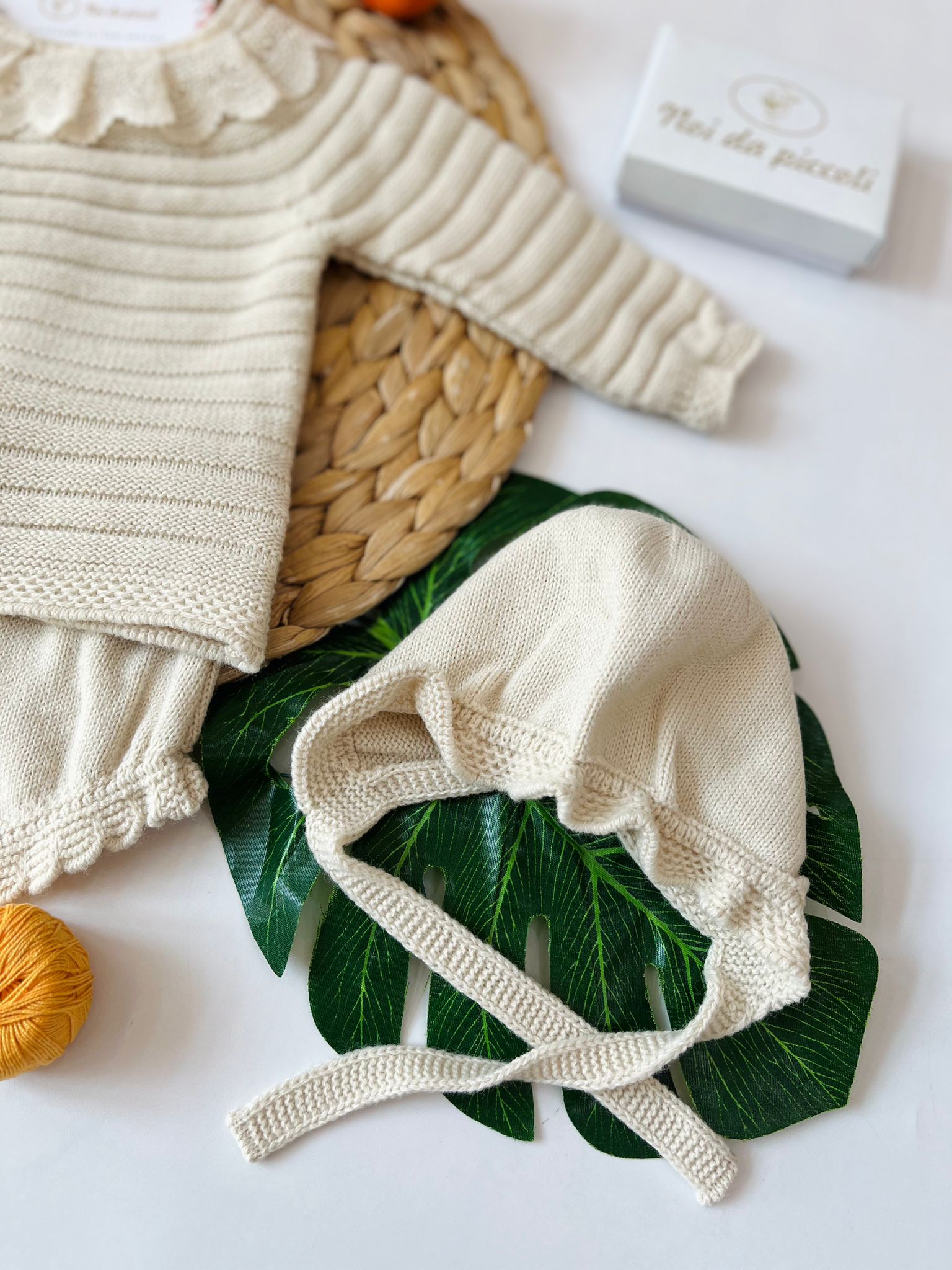 MAGLIETINA CON CULOTTE CUFFIA E CALZETTONI 100% ACRILICO CREMA E PIZZO - Noi da piccoli