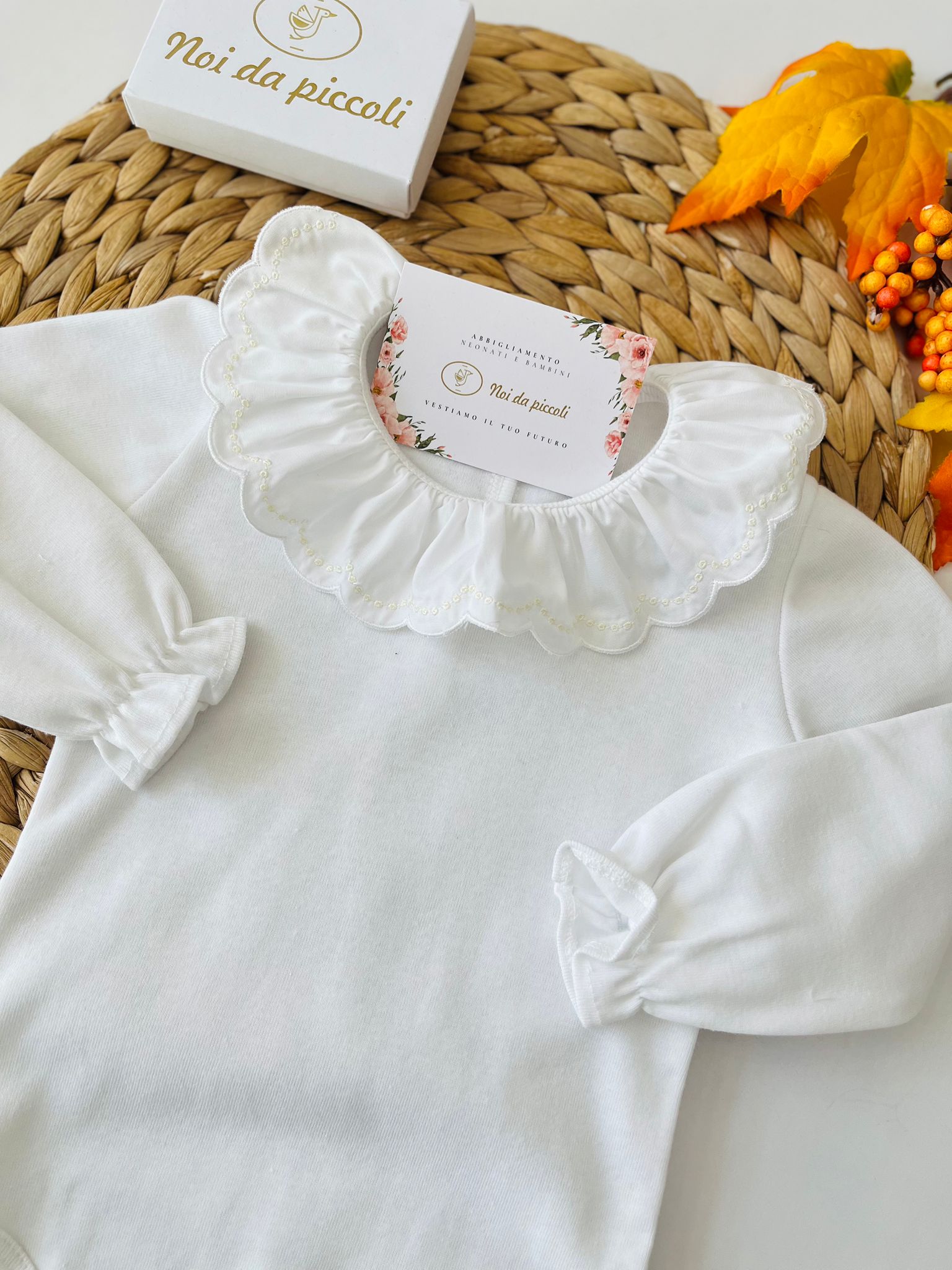 MAGLIETTINA A BODY CON COLLETTO A VOLANT BIANCO - Noi da piccoli